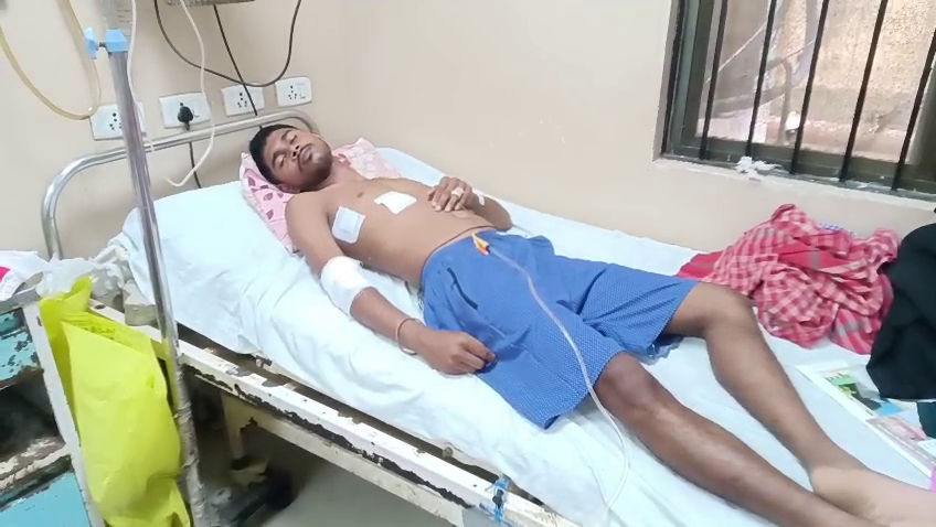 পূজা দেখতে গিয়ে ছুরিকাঘাতে গুরুতর আহত যুবক, জিবি হাসপাতালে চিকিৎসাধীন
