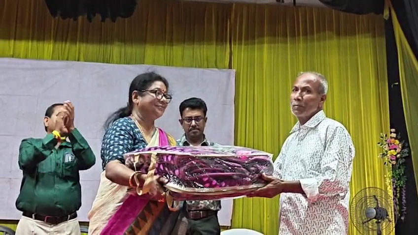 তেলিয়ামুড়া পৌর এলাকার ১৫টি ওয়ার্ডে প্রায় ৫ হাজার কম্বল বিতরণের উদ্যোগ বিধায়িকা কল্যাণী সাহা রায়ের
