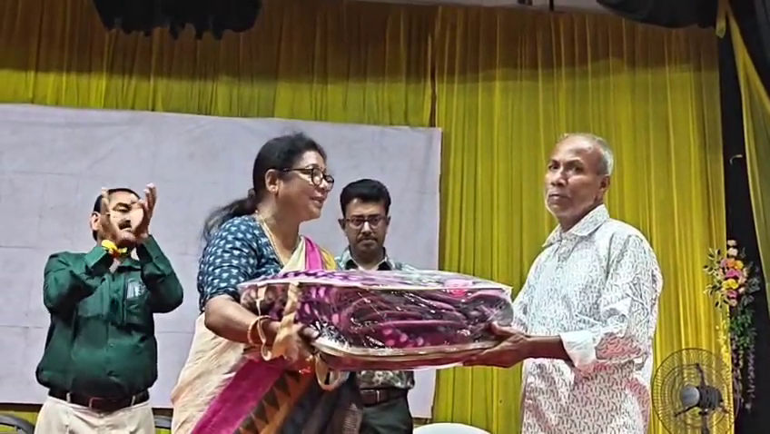 দীপাবলির প্রাক্কালে মানবিক উদ্যোগ! তেলিয়ামুড়া পুর পরিষদের উদ্যোগে ১৫টি ওয়ার্ডের প্রতিটি পরিবারের হাতে শীতবস্ত্র হিসেবে কম্বল তুলে দেওয়ার কর্মসূচির সমাপ্তি!