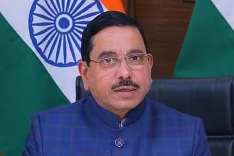 শিক্ষা মন্ত্রকের গুরুত্বপূর্ণ প্রকল্প রূপায়ণে পর্যালোচনা বৈঠক প্রহ্লাদ যোশীর