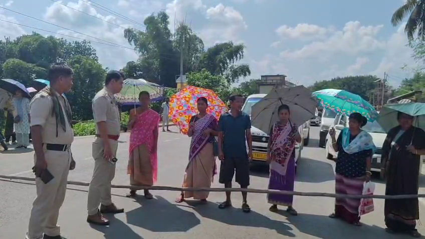 শারদ উৎসবে এখনও মেলেনি রেগার মজুরি, ক্ষোভে ছনখলায় জাতীয় সড়ক অবরোধ