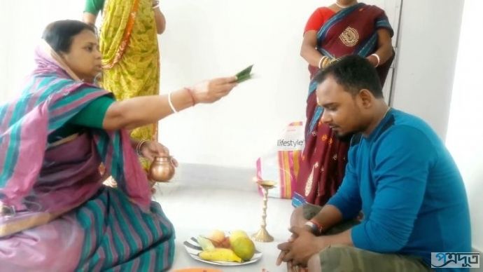 জামাই ষষ্ঠীতে, জামাই আদরে ব্যস্ত শাশুড়িরা। 