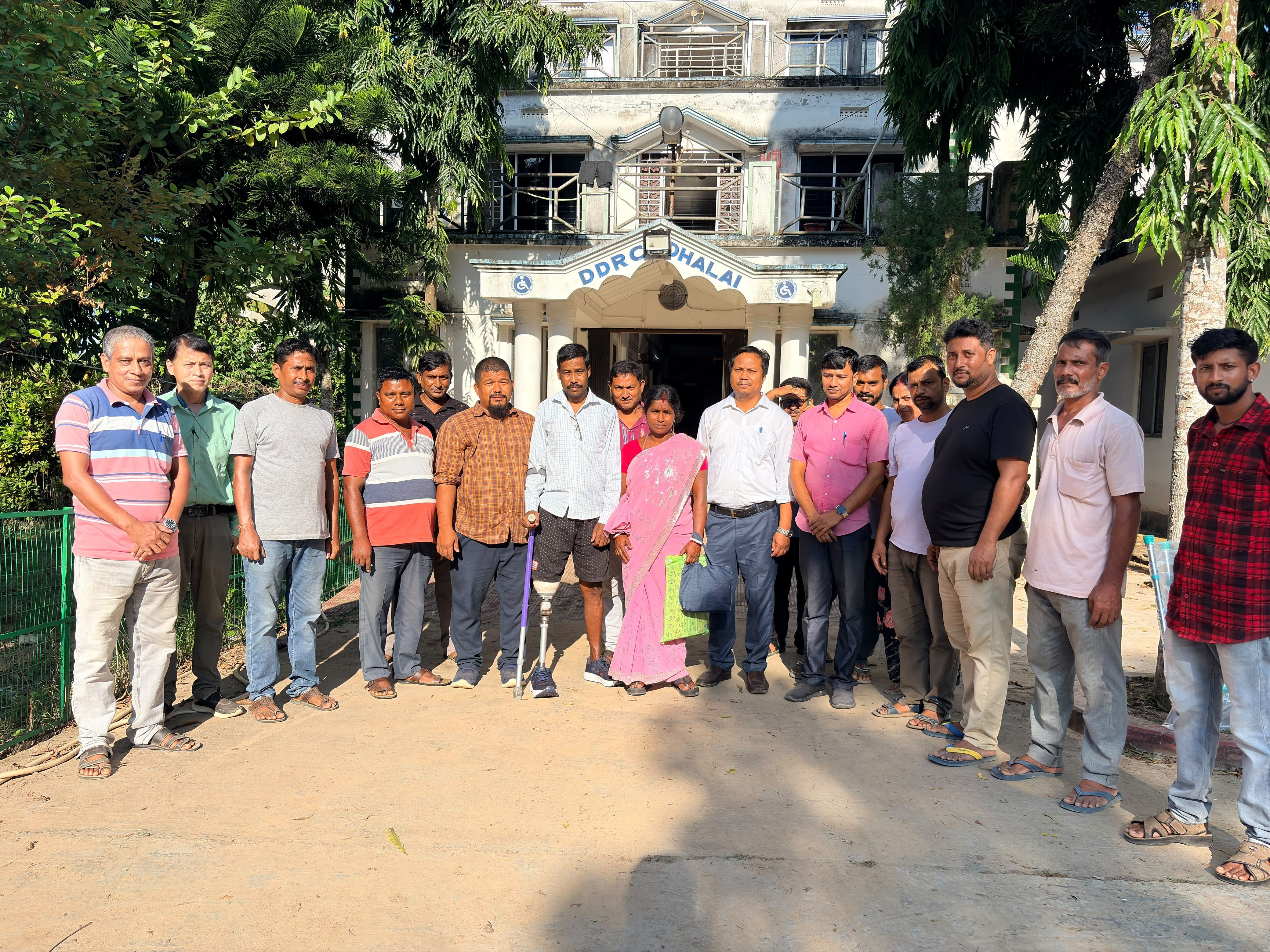 কৃত্রিম পা পেয়ে নতুন করে হাঁটার স্বপ্ন পূরণ সমর মালাকারের