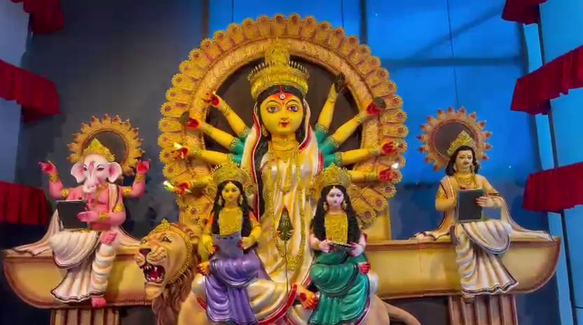 গঙ্গা আনায়নের মধ্যদিয়ে সপ্তমি পূজার শুভ সূচনা করলো শান্তির বাজার পূর্বপাড়া দূর্গাপূজাকমিটি। 