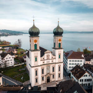 Church in Lachen with the lake in the background
