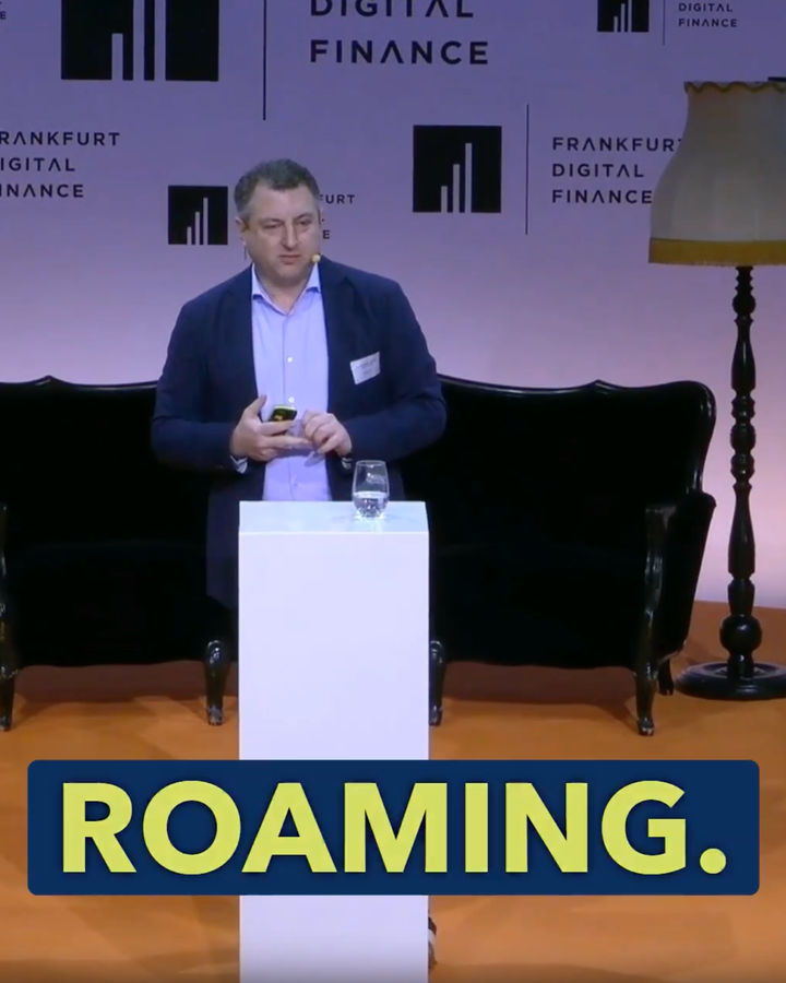 Christian Pirkner auf der Bühne der Frankfurt Digital Finance