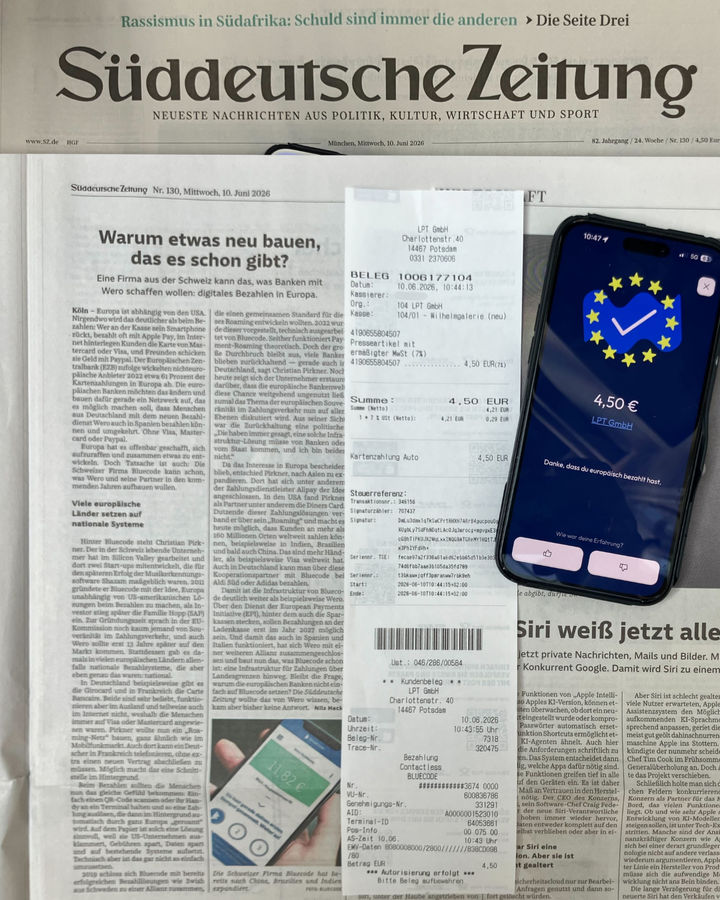 Foto der Süddeutschen Zeitung mit einem Artikel über Bluecode. Daneben die Rechnung und ein Handy mit dem Erfolgsbildschirm der Bluecode App.
