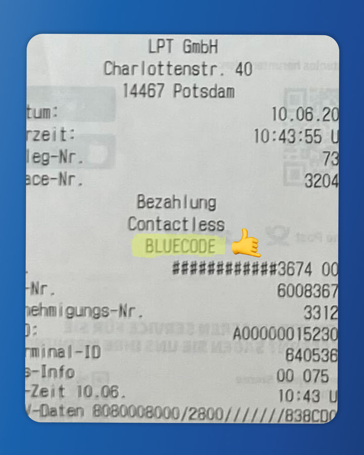 Nahaufnahme der Zeitungsrechnung. Darauf steht „Kontaktlose Zahlung Bluecode“