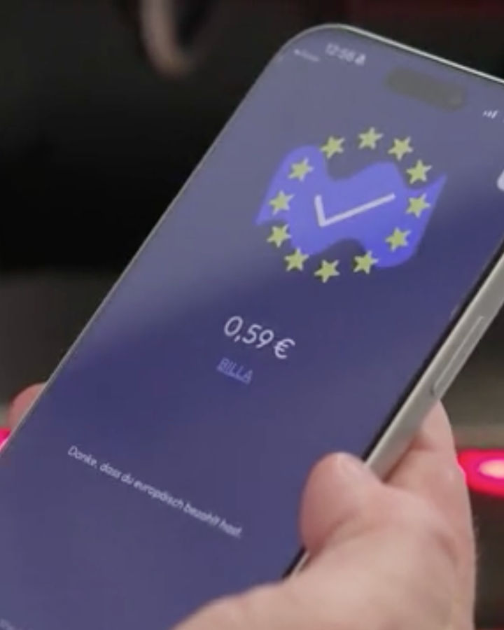 Christian Pirkner bezahlt mit Bluecode in der Plusminus-Folge der ARD über digitales Bezahlen in Europa.