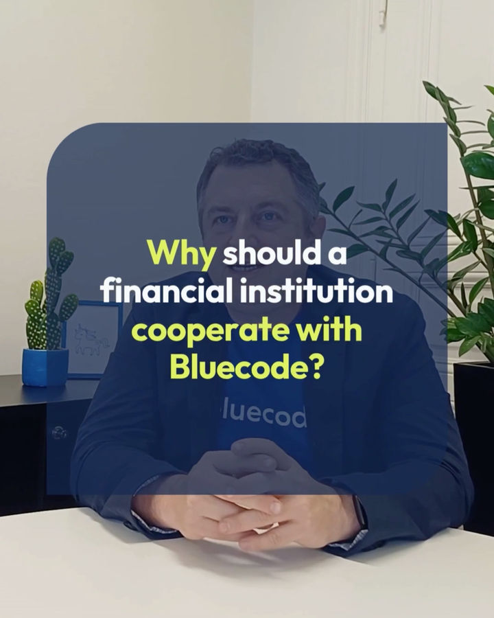 Christian Pirkner in einem Büro mit der Einblendung der Frage „Warum sollte ein Finanzinstitut mit Bluecode zusammenarbeiten?“