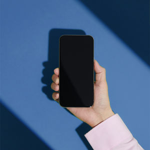 Smartphone auf blauem Hintergrund