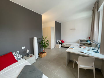 Stanza doppia uso singola moderna con bagno privato 