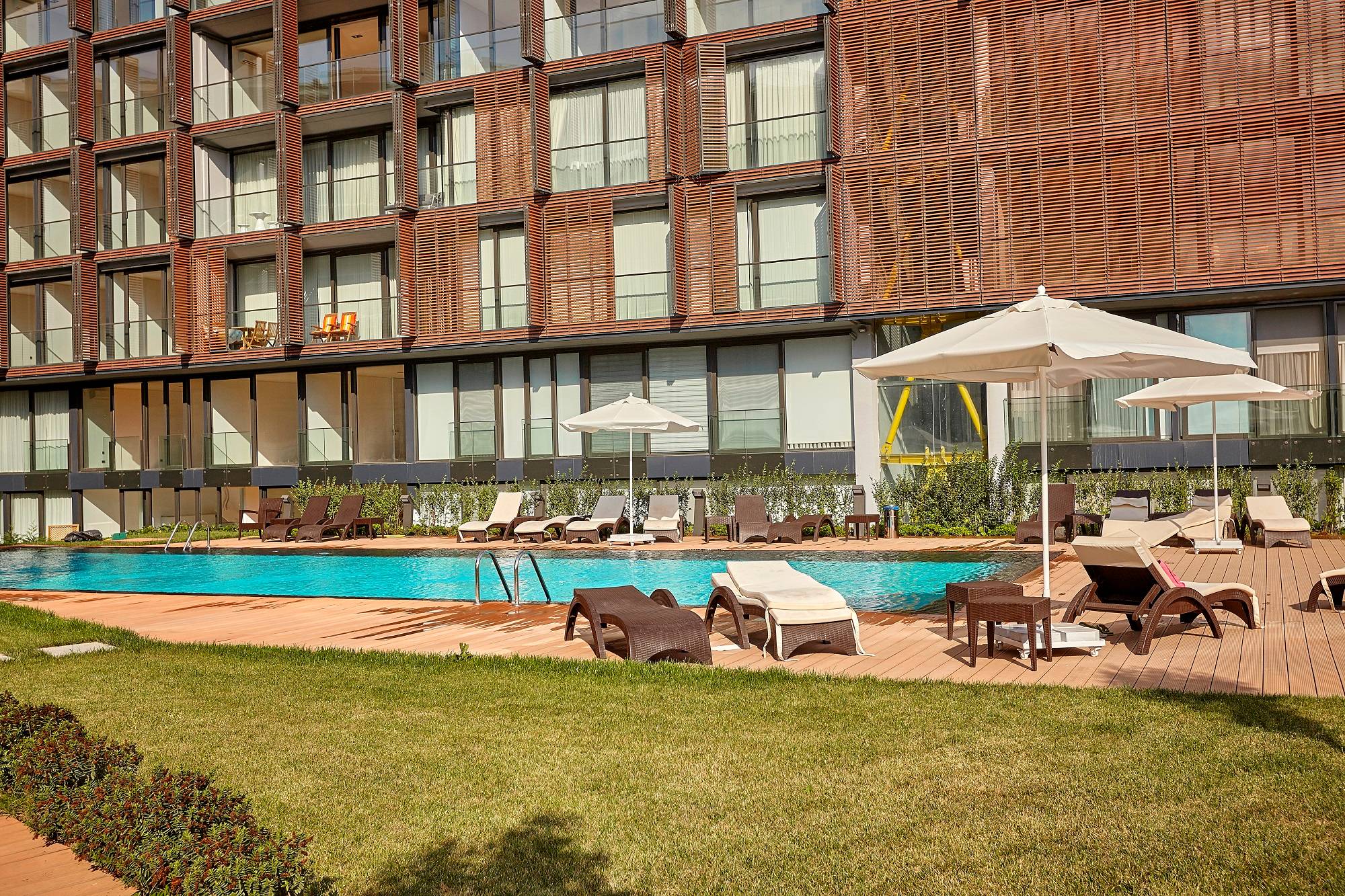 Key Ready Luxury Istanbul Apartments - Gardens and outdoor pool