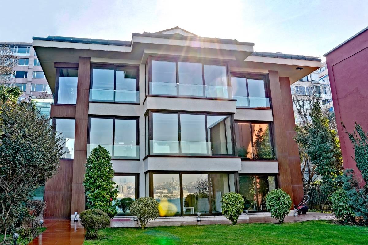 Dramatic 14 Bedroom Property For Sale In Istanbul Asian - Expansive mansion on the Bosphorus