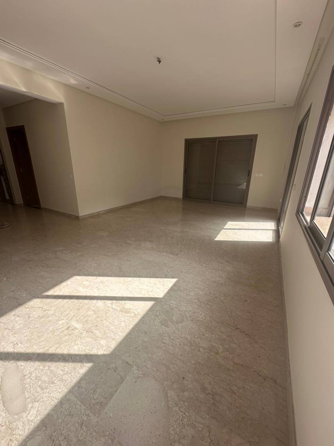 A louer bel appartement vide sur Californie - image 1