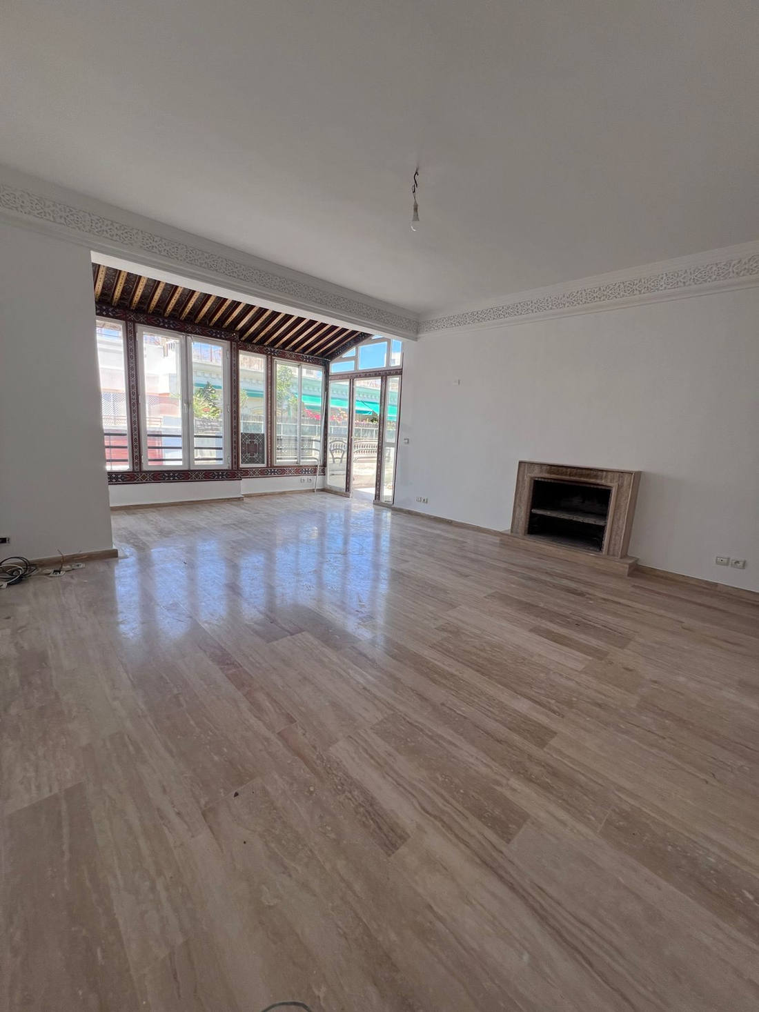 À louer – Bel appartement avec grande terrasse au Triangle d’Or de 100m² - image 1