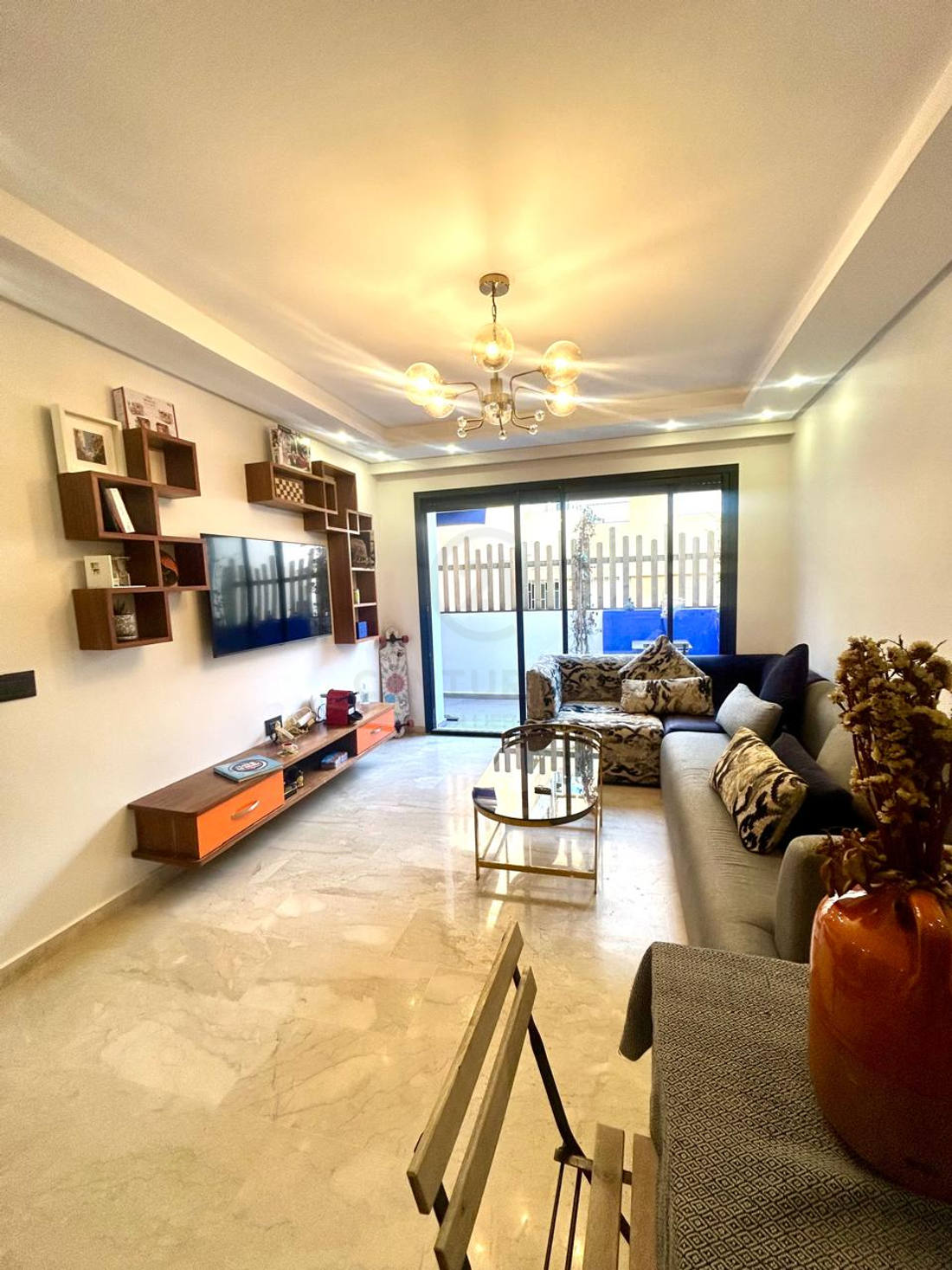 SUPERBE STUDIO MEUBLE SUR RUE AHMED CHARCI BOURGOGNE - image 2