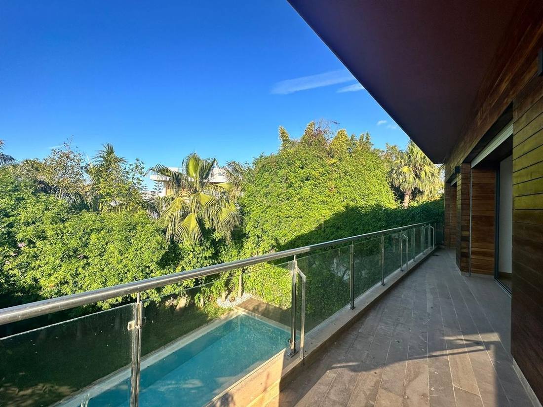 Élégante Villa Vide avec Piscine à Ain Diab – 450m² de Charme - image 2