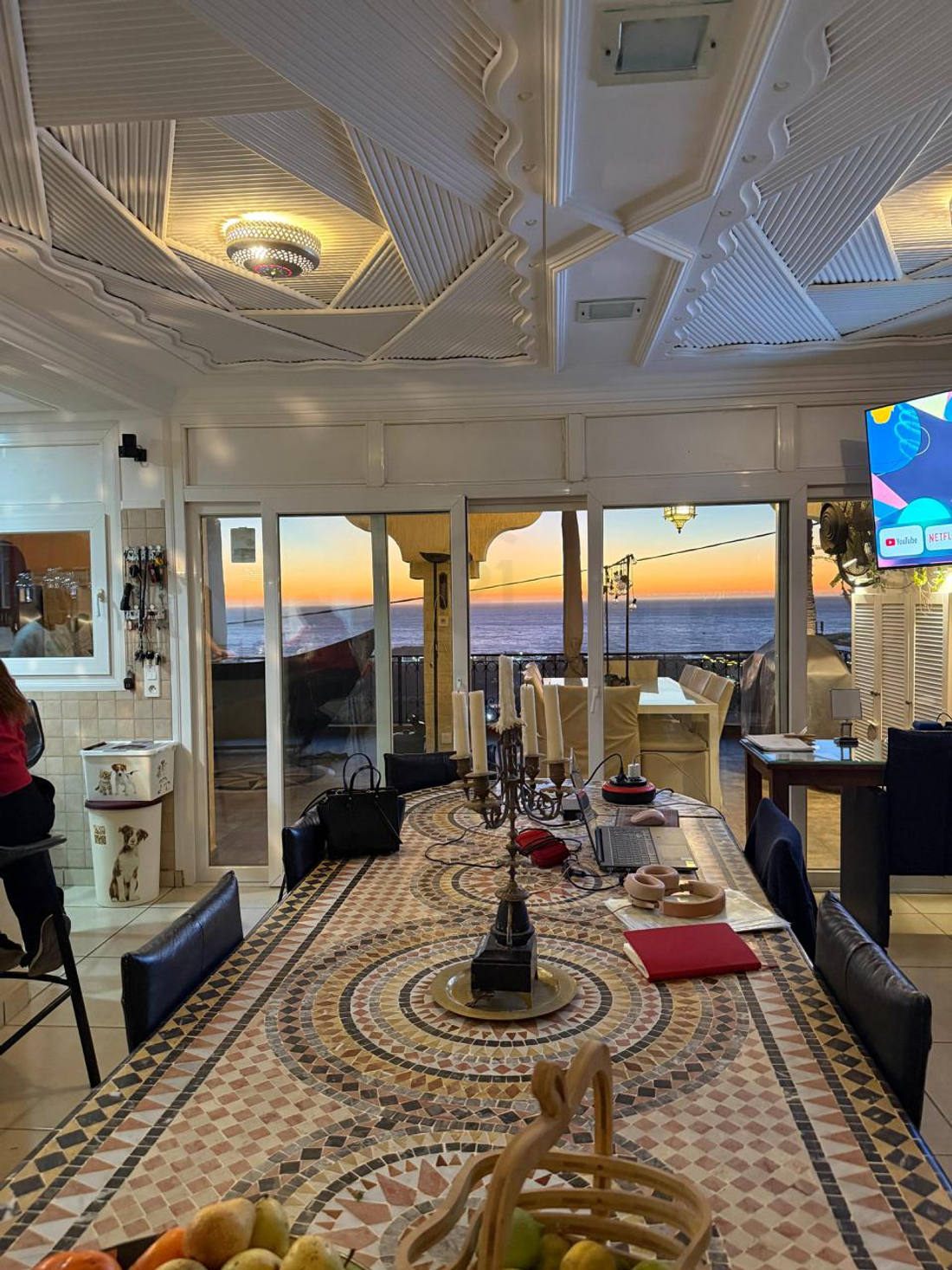 Superbe villa rénovée avec prestations haut de gamme, espaces lumineux et terrasses panoramiques avec vue sur mer, située à Tamraght. - image 1