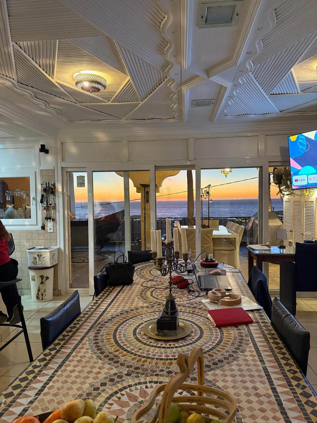 Superbe villa rénovée avec prestations haut de gamme, espaces lumineux et terrasses panoramiques avec vue sur mer, située à Tamraght.