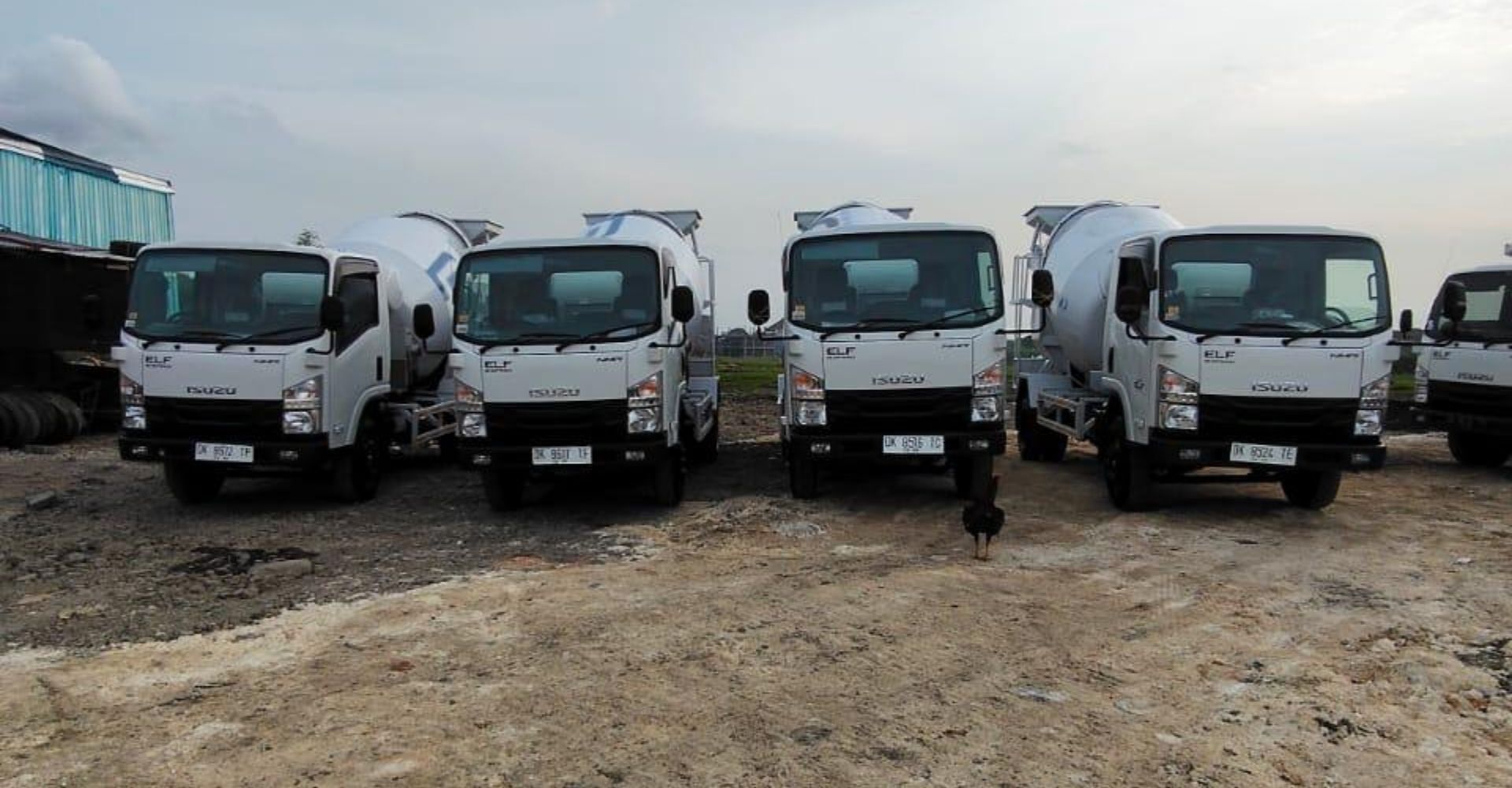 Excavator, pompa beton, dan lainnya, dengan operator profesional dan jadwal fleksibel