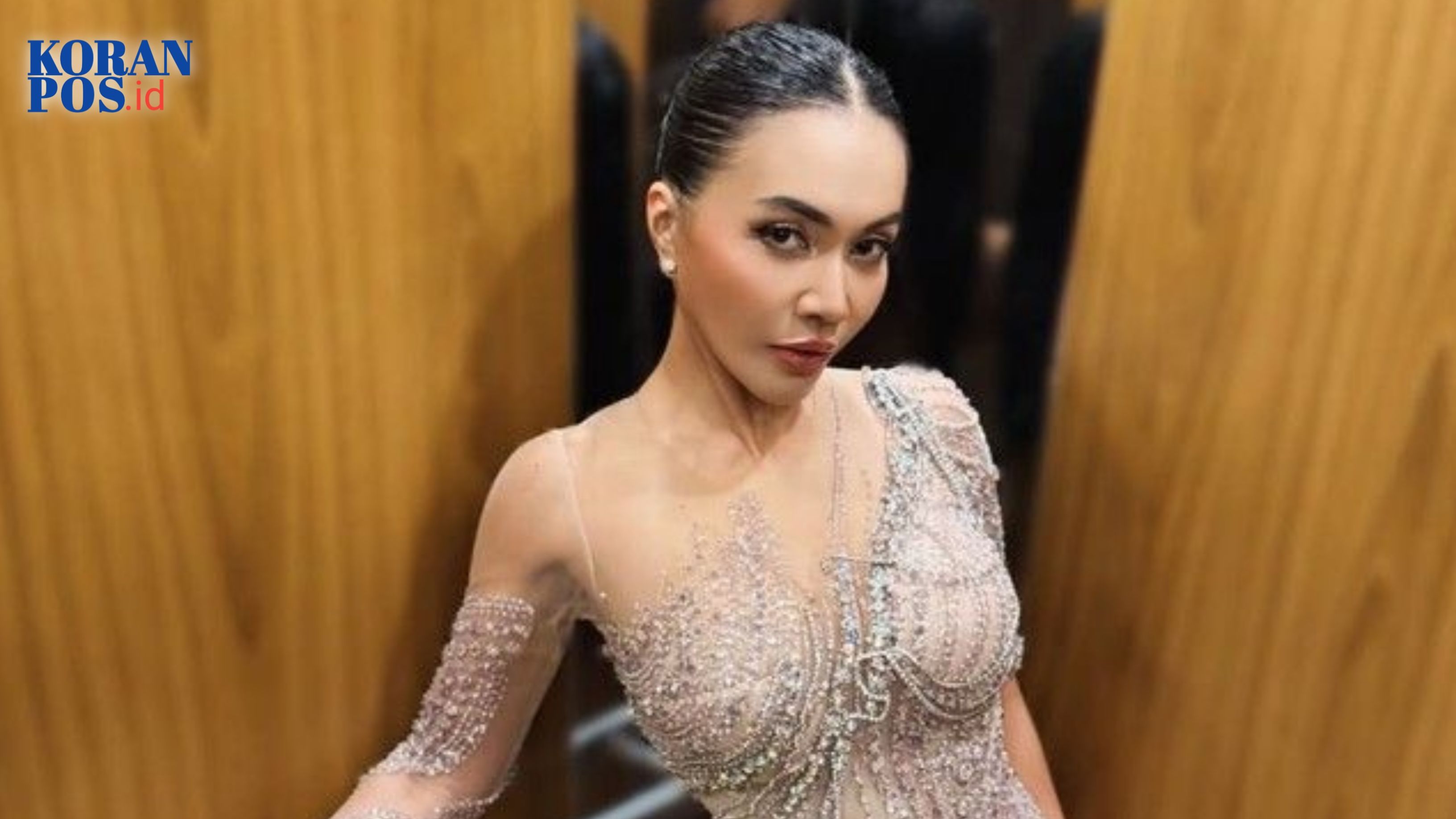 Potret Denada saat memberikan klarifikasi kepada awak media terkait isu hubungan keluarga yang viral di media sosial.