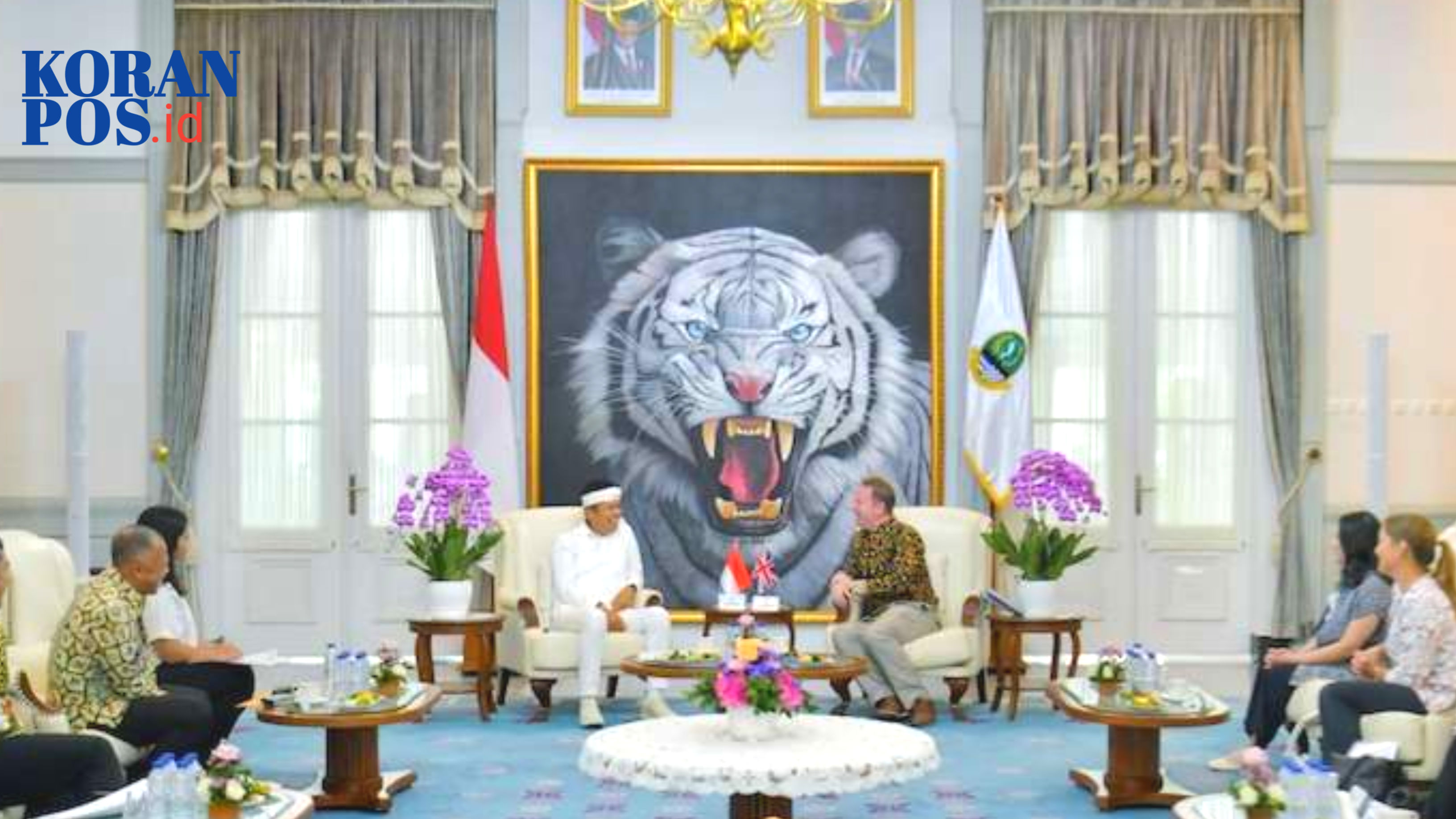 Gubernur Jawa Barat Dedi Mulyadi berjabat tangan dengan perwakilan Kedutaan Besar Inggris di Gedung Sate, Bandung, membahas kerja sama strategis.