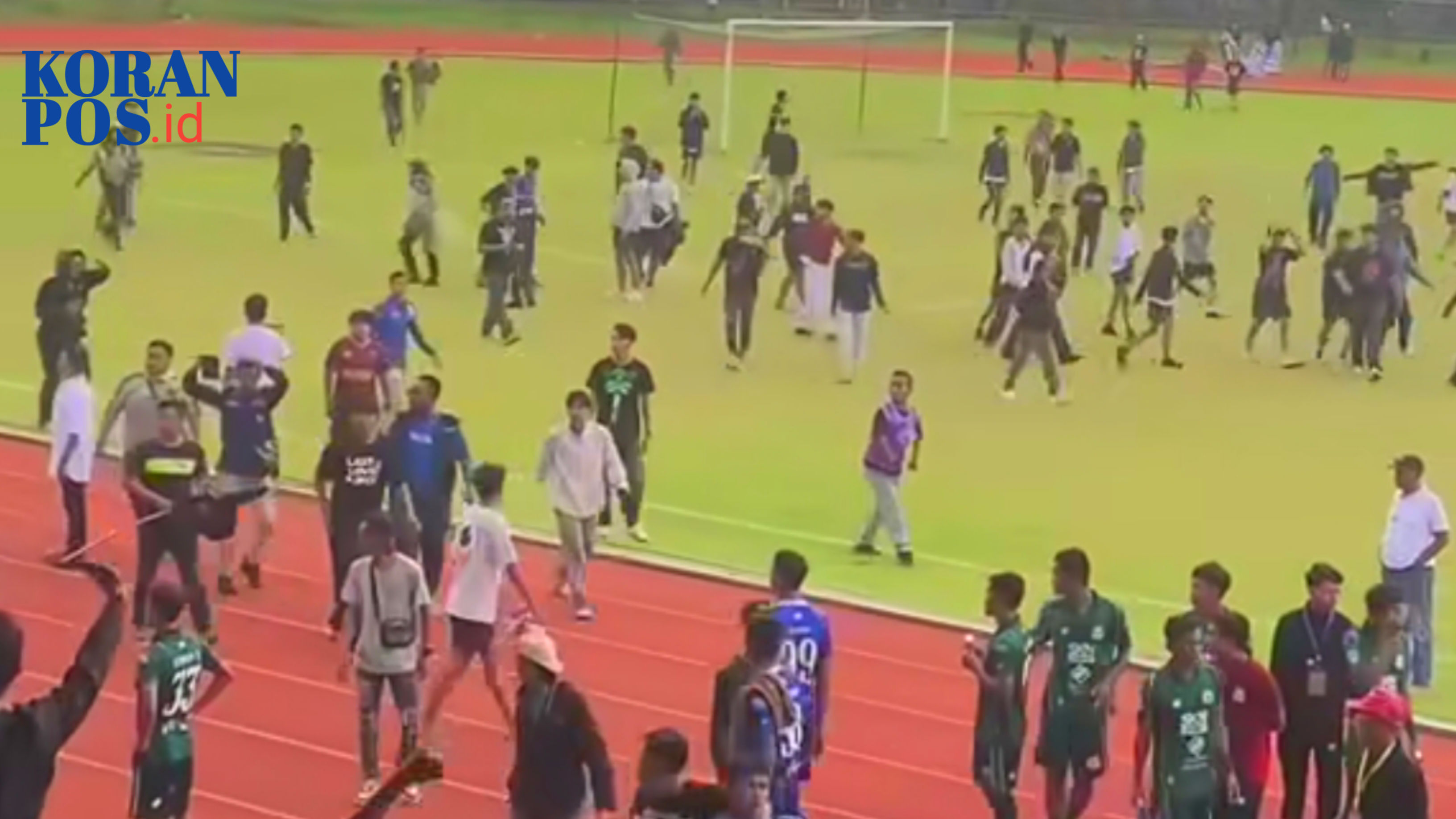 Suasana mencekam di lintasan lari Stadion Sarwo Edhie Wibowo Purworejo saat massa suporter mulai turun ke lapangan usai laga Persibas vs Persak, Rabu (4/2/2026).