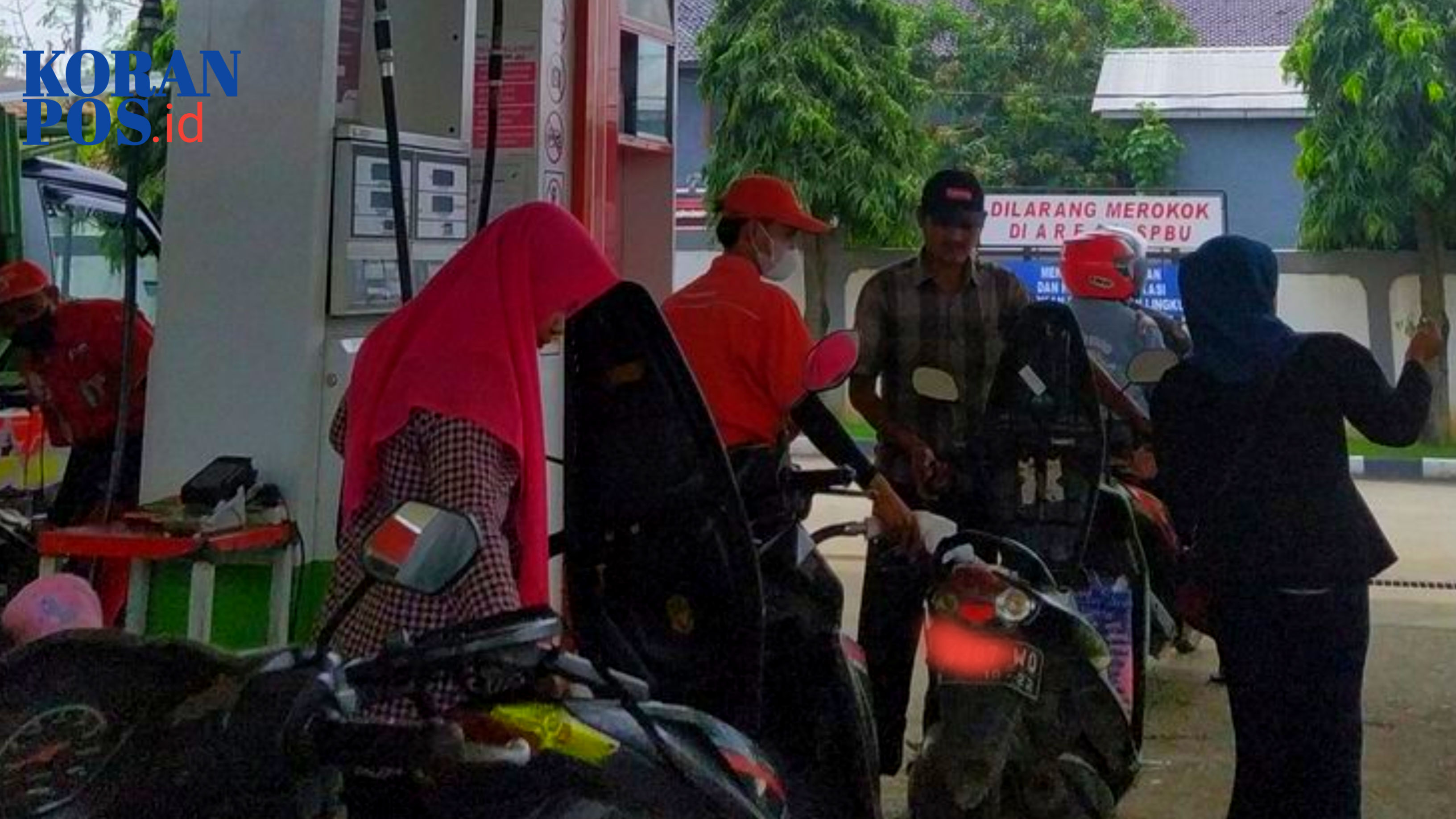 Ilustrasi petugas SPBU melakukan pengisian BBM campuran bioetanol ke kendaraan pelanggan, simbol transisi energi hijau di Indonesia.