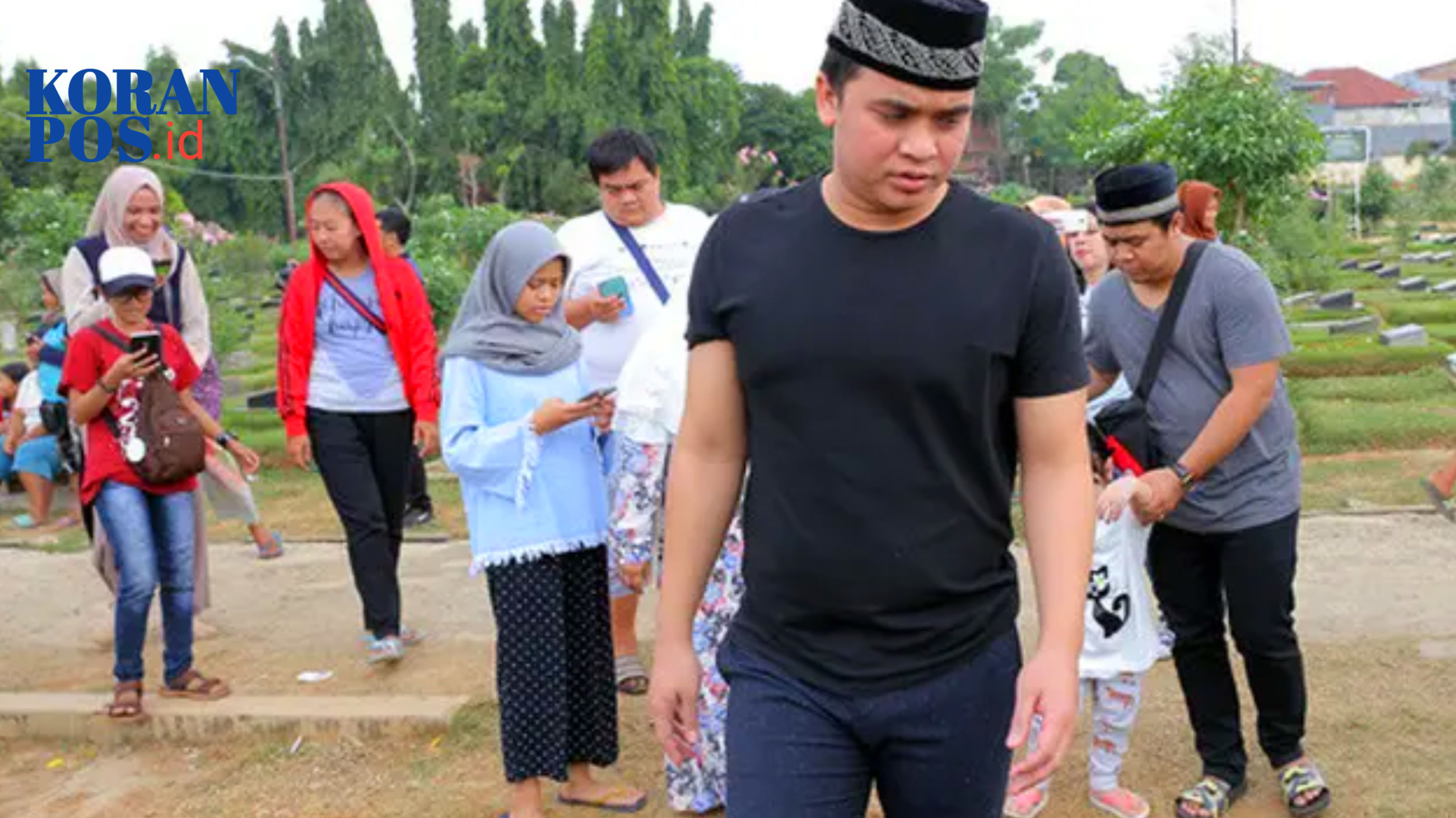 Billy Syahputra saat berziarah di makam Olga Syahputra, berencana membawa buah hatinya untuk pertama kali menjelang Ramadan 2026.