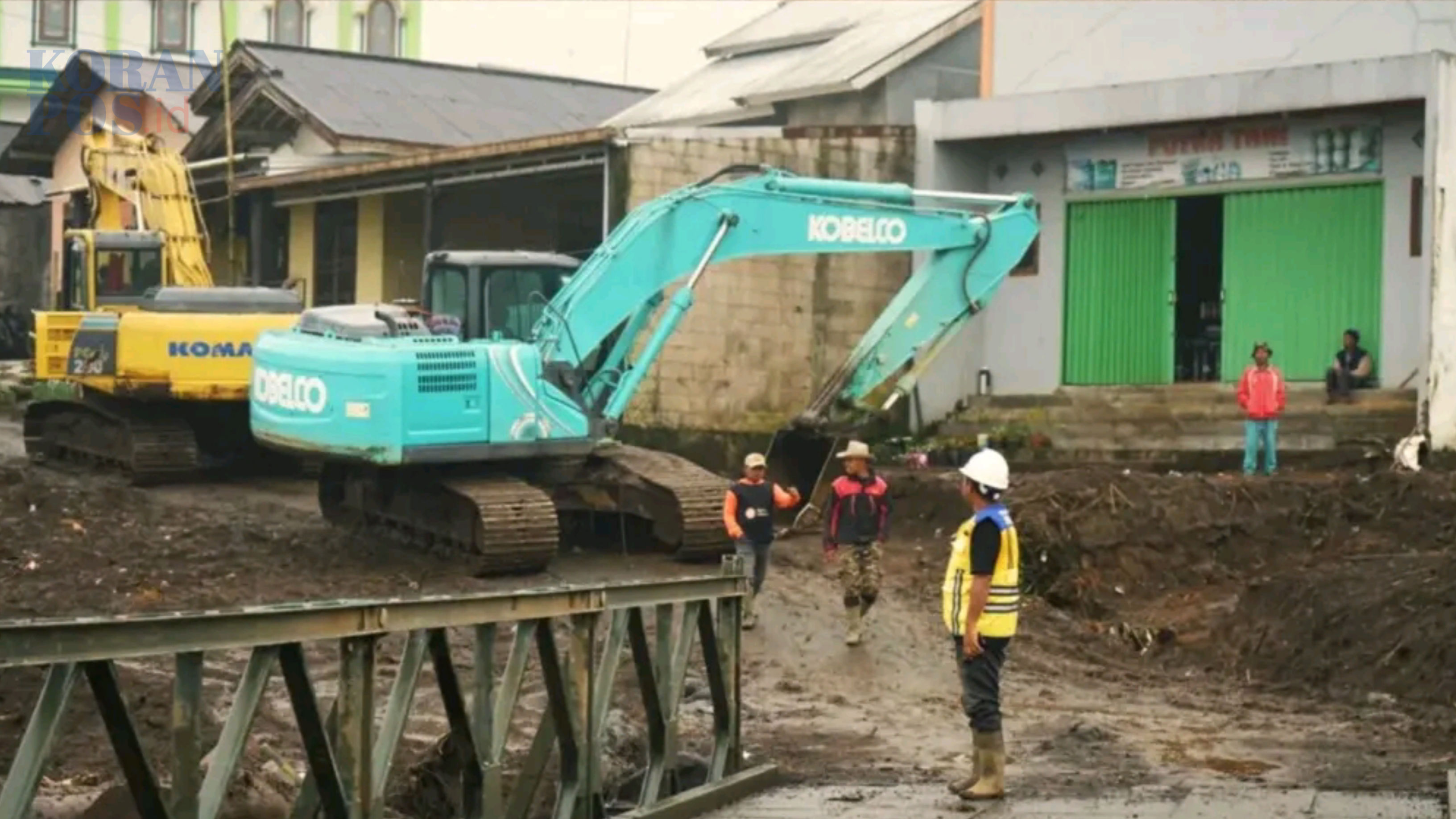 Petugas gabungan BPBD Purbalingga melakukan pembersihan material longsor di jalur utama sebagai bagian dari upaya tanggap darurat hingga 20 Februari 2026.