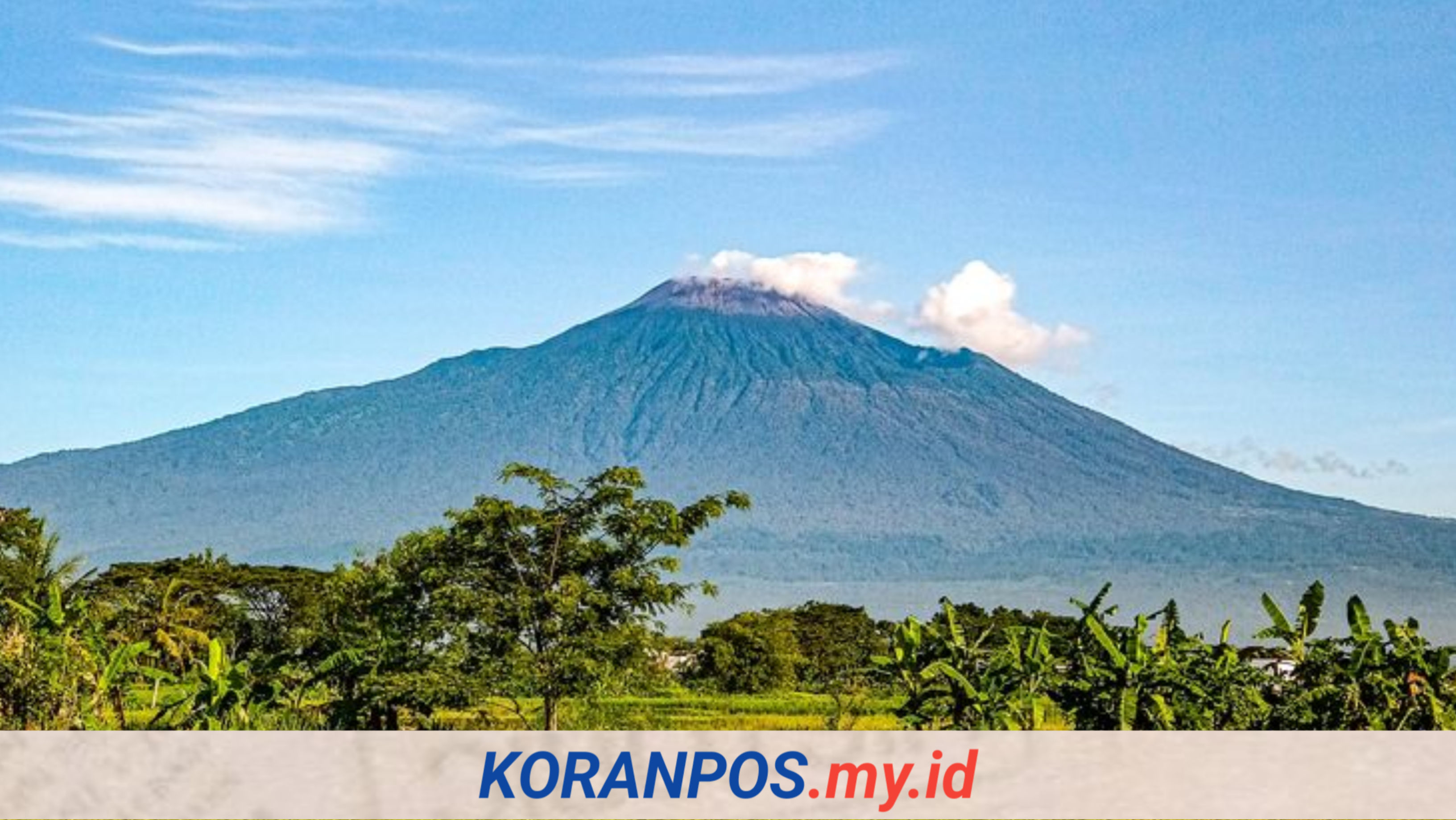 Status Gunung Slamet naik ke Level 2 (Waspada). Radius 2 KM dari kawah sterilisasi total. Pendaki dilarang melintas, pantau info resmi PVMBG & BPBD.