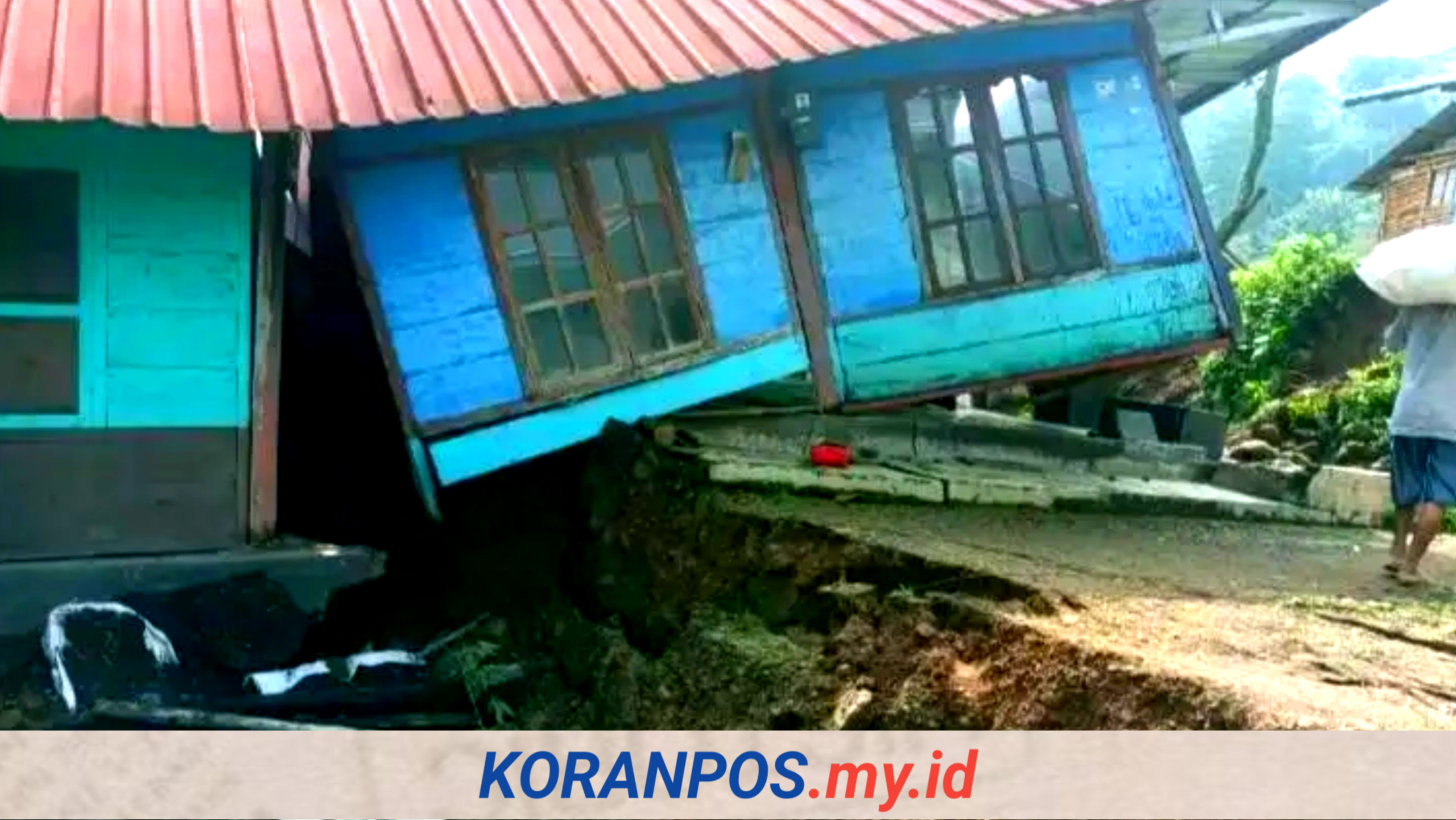 Bencana tanah bergerak melanda Desa Padasari, Jatinegara, Tegal. Puluhan rumah rusak dan warga mulai mengungsi. Simak laporan terkini dan kondisinya.