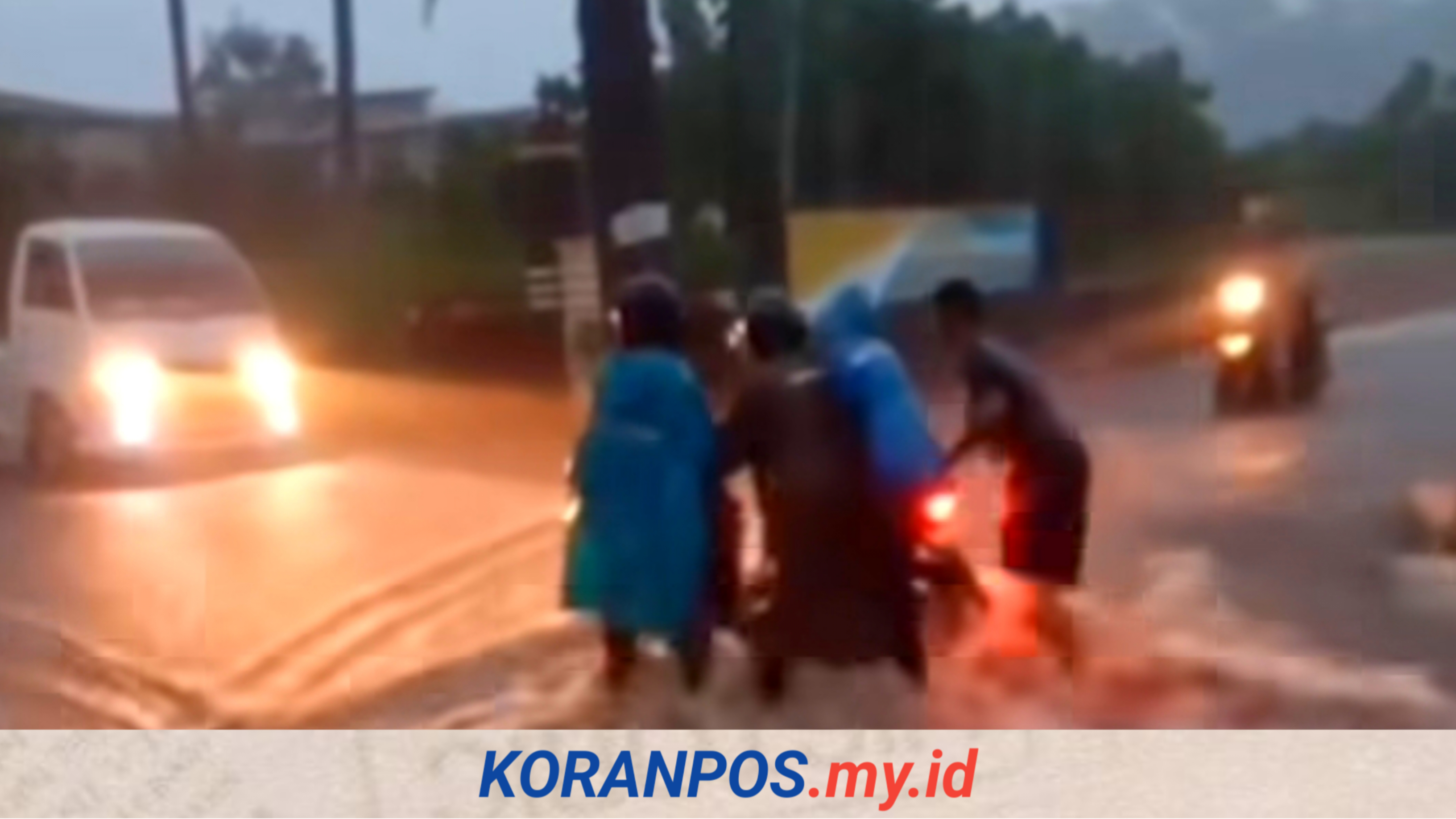 Kondisi jalan raya Serayu Larangan Mrebet Purbalingga yang dipenuhi kerikil dan pasir pasca luapan air hujan deras, Sabtu (7/2/2026).