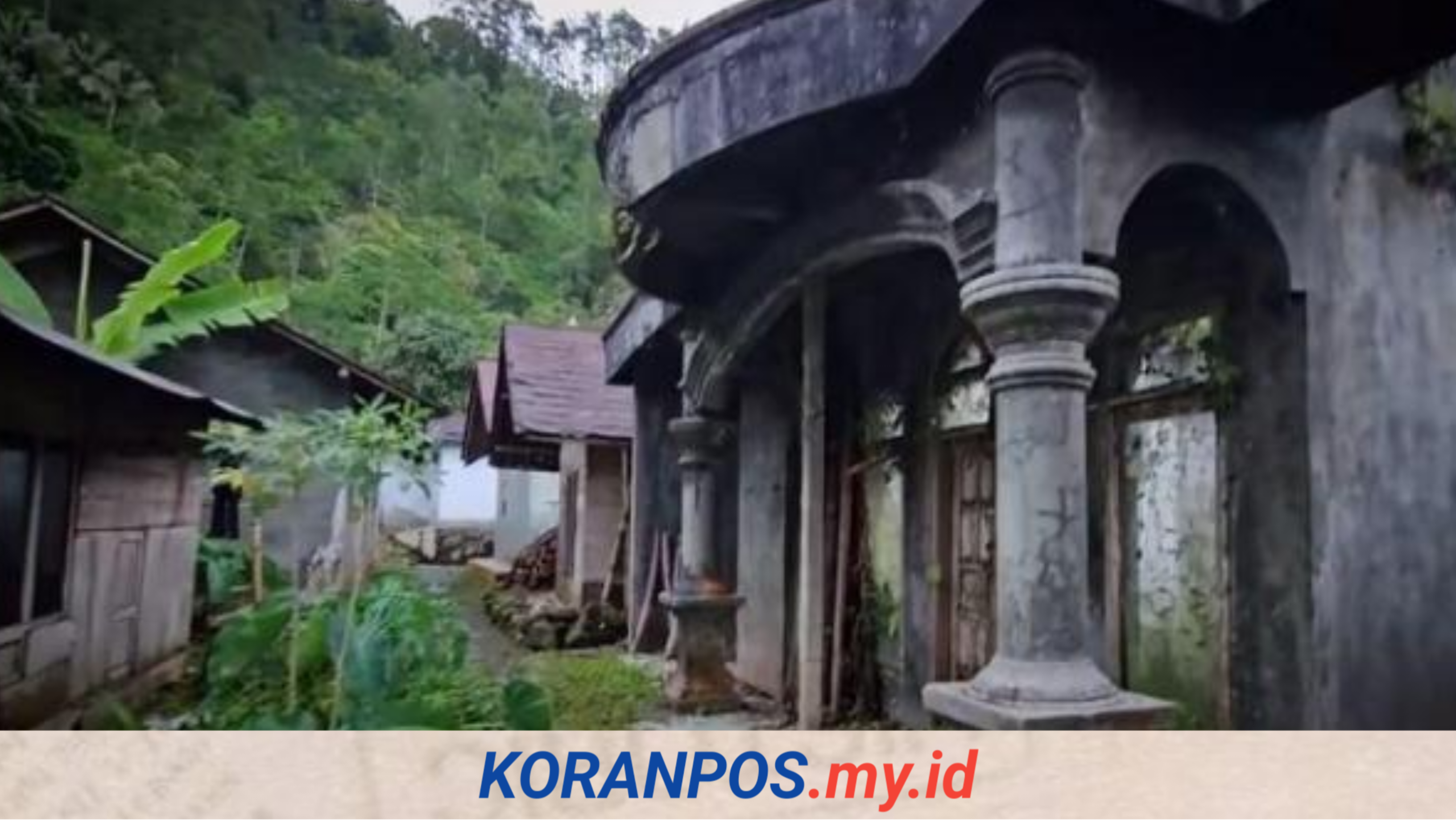 Kondisi rumah permanen tak berpenghuni di Dusun Cikal Purbalingga yang dikelilingi hutan lebat, memberikan kesan kampung mati yang sunyi dan asri.