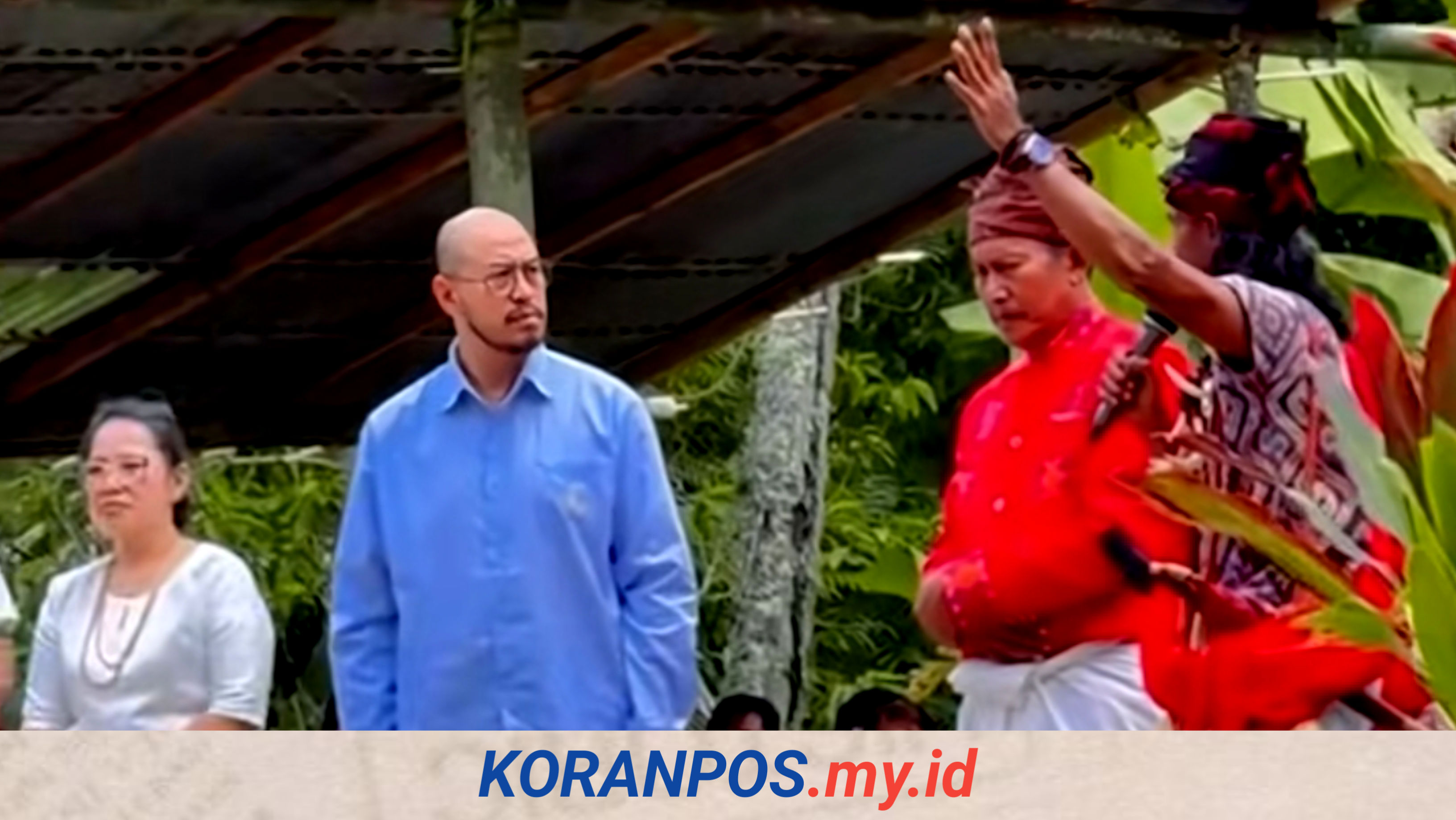 Pandji Pragiwaksono duduk bersama pemangku adat saat menjalani prosesi persidangan adat terkait materi komedi yang dinilai menyinggung kelompok tertentu.