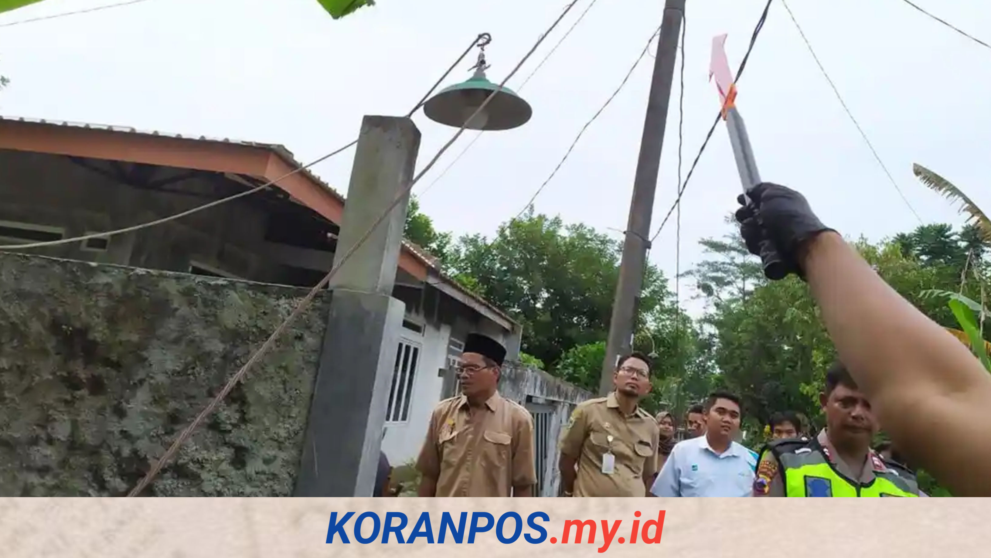 Niat bantu rekan saat panen, warga Desa Purbowangi Kebumen meninggal dunia tersengat listrik kawat tiang di sawah.