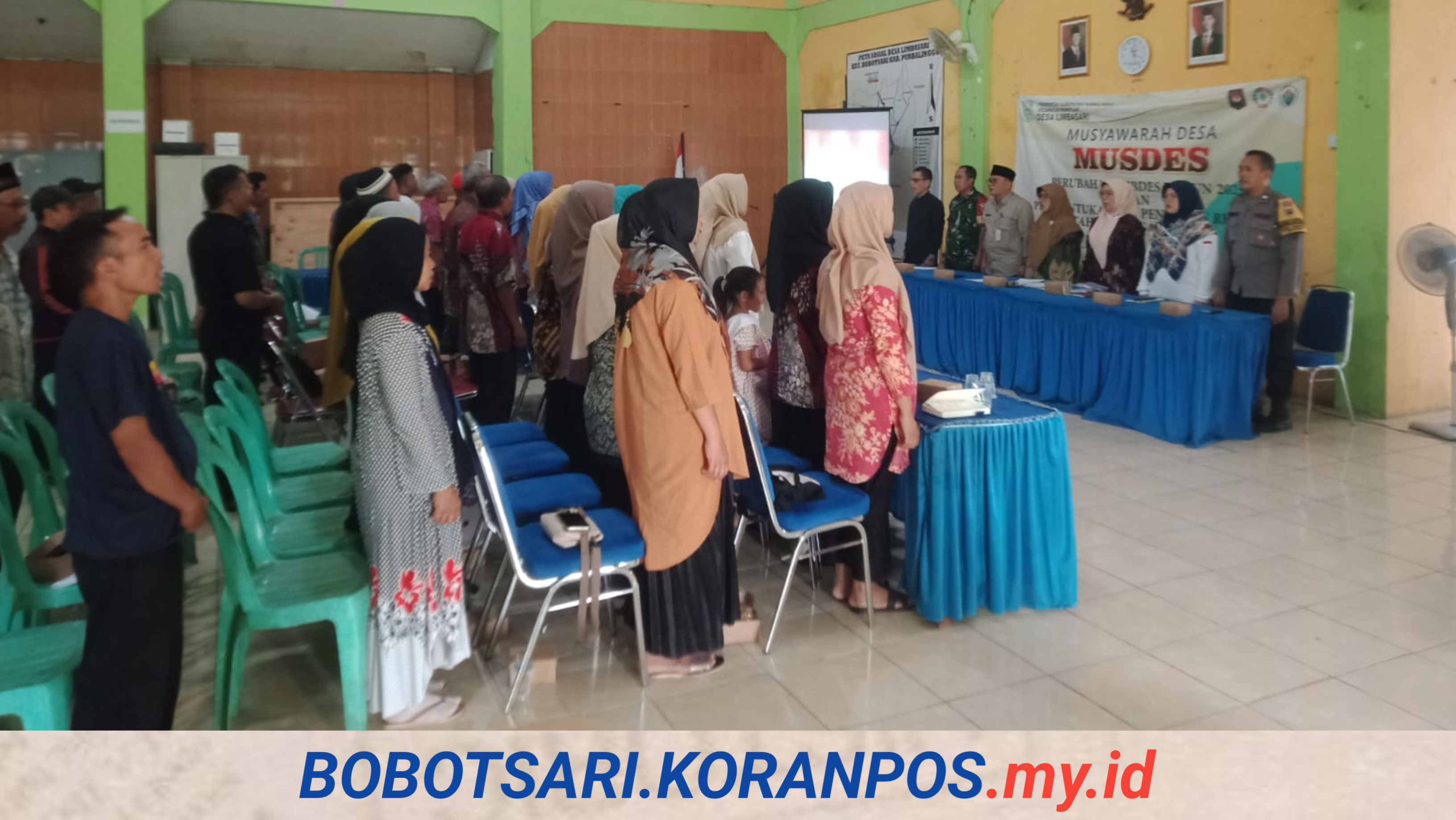 Suasana khidmat Musyawarah Desa (Musdes) penetapan APBDes Tahun Anggaran 2026 di Balai Desa Limbasari yang dihadiri oleh perangkat desa, BPD, dan tokoh masyarakat.