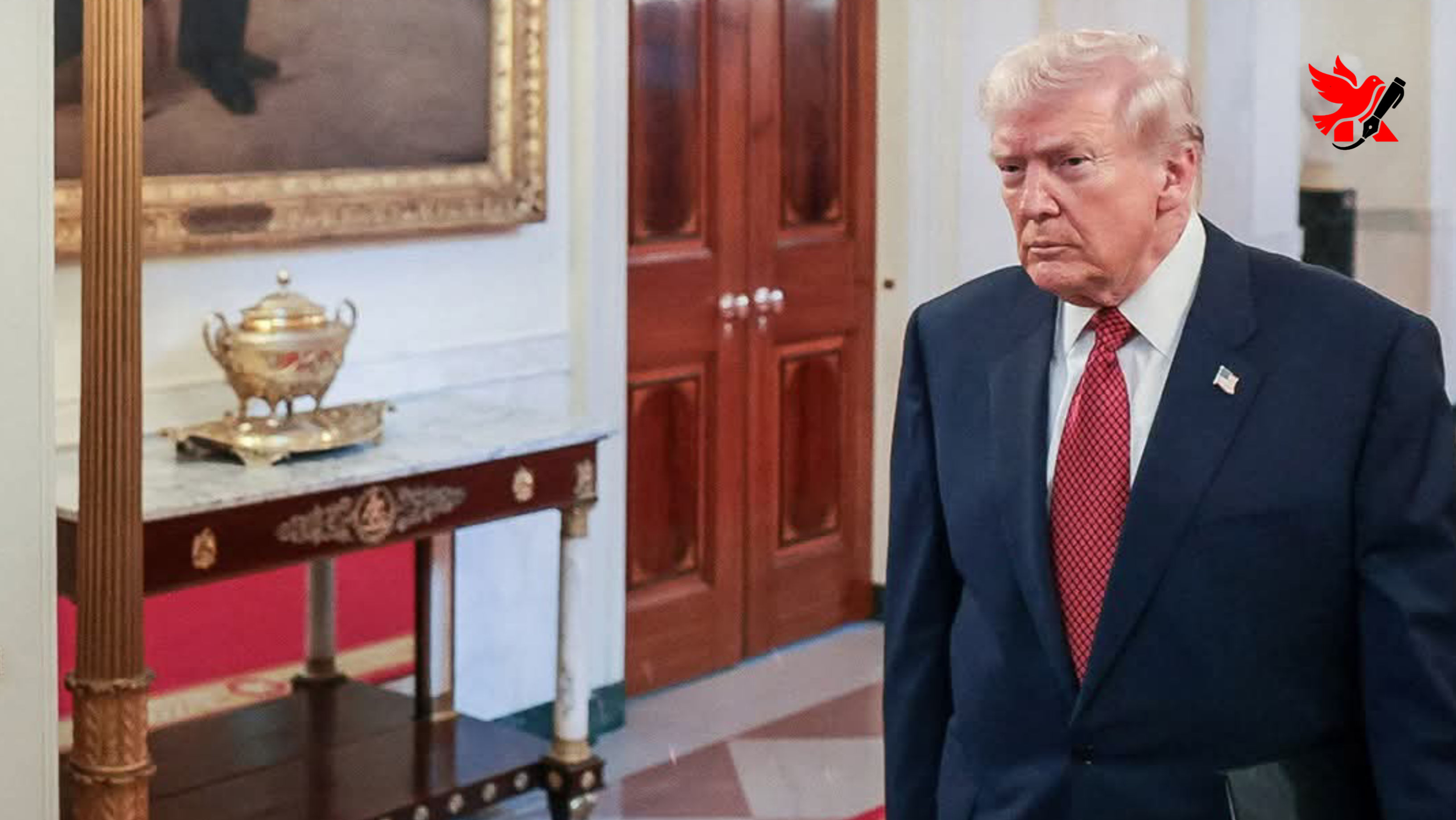 Potret Donald Trump saat memberikan pidato politik, menampilkan ekspresi tegas yang menggambarkan ambisi dan otoritas kepemimpinannya di panggung global.