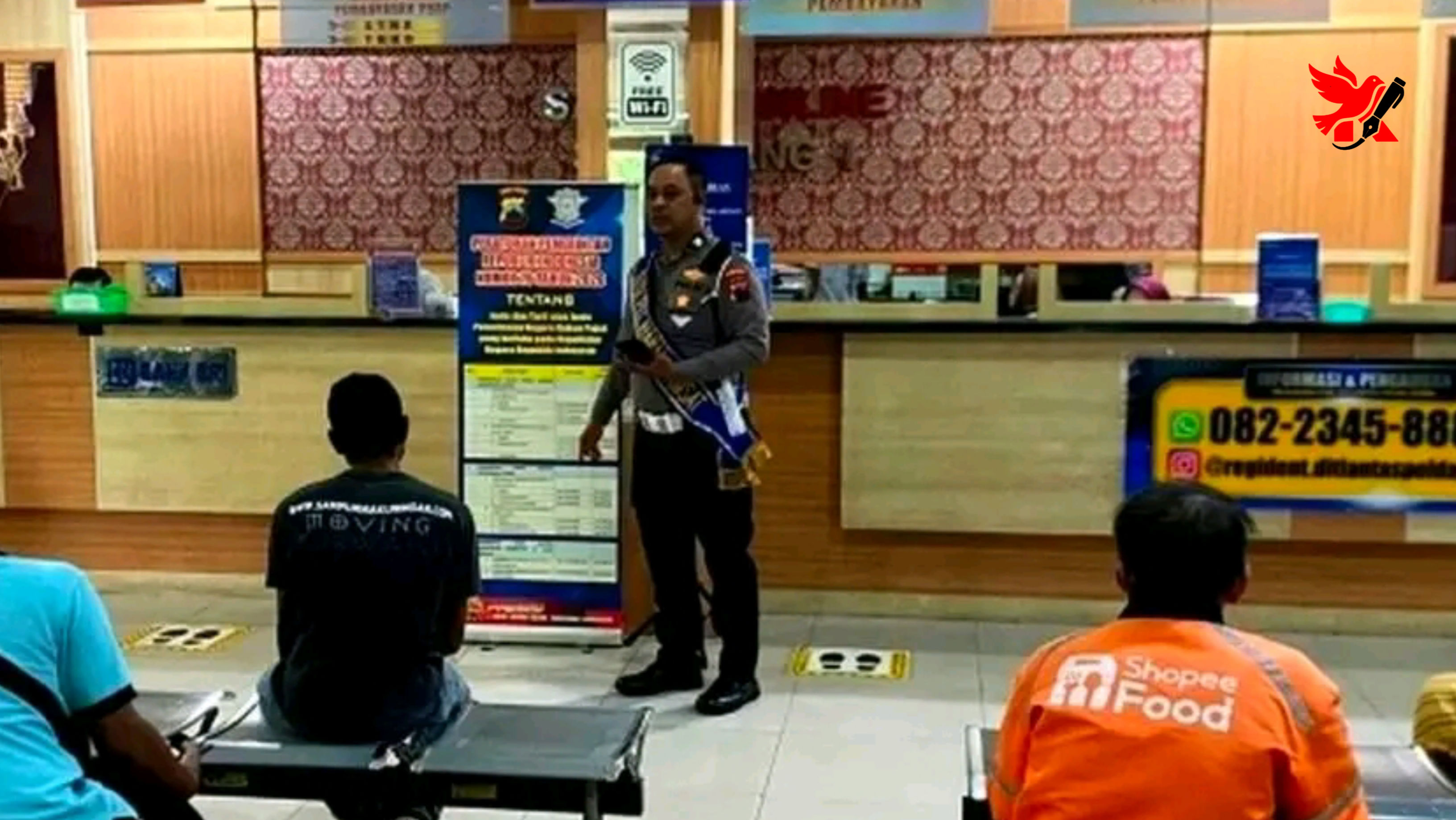 Antrean warga di kantor Samsat Semarang yang terlihat sedang memprotes besaran nominal pajak kendaraan yang tertera di Surat Ketetapan Kewajiban Pembayaran (SKKP).