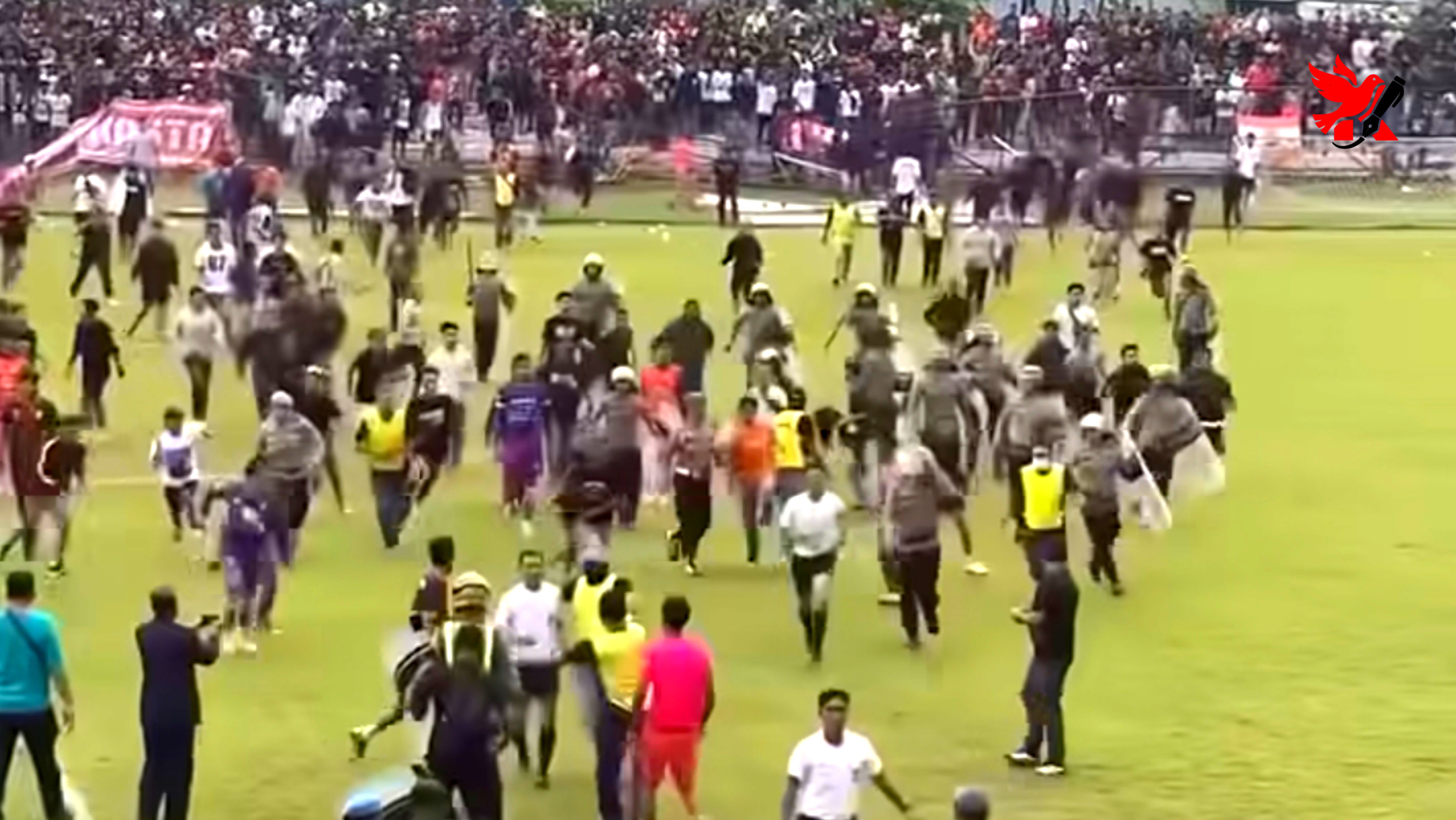 Aksi protes keras suporter PSIR Rembang yang turun ke dalam lapangan dan mengejar perangkat pertandingan usai laga leg kedua semifinal melawan Persak Kebumen.