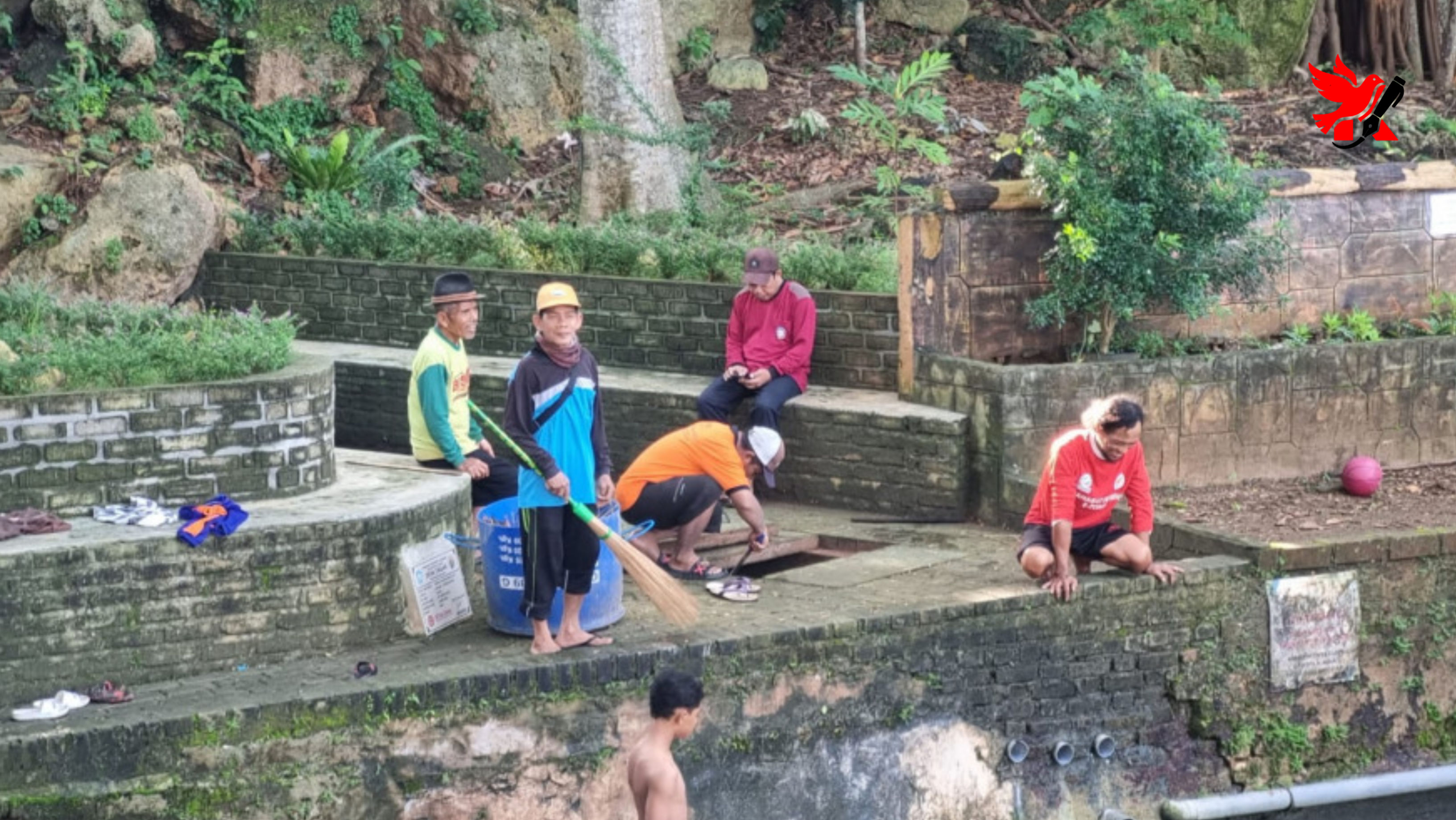 Warga Desa Dagan bergotong royong membersihkan area mata air (sendang) menggunakan alat sederhana dalam tradisi Gugur Gunung jelang bulan puasa.