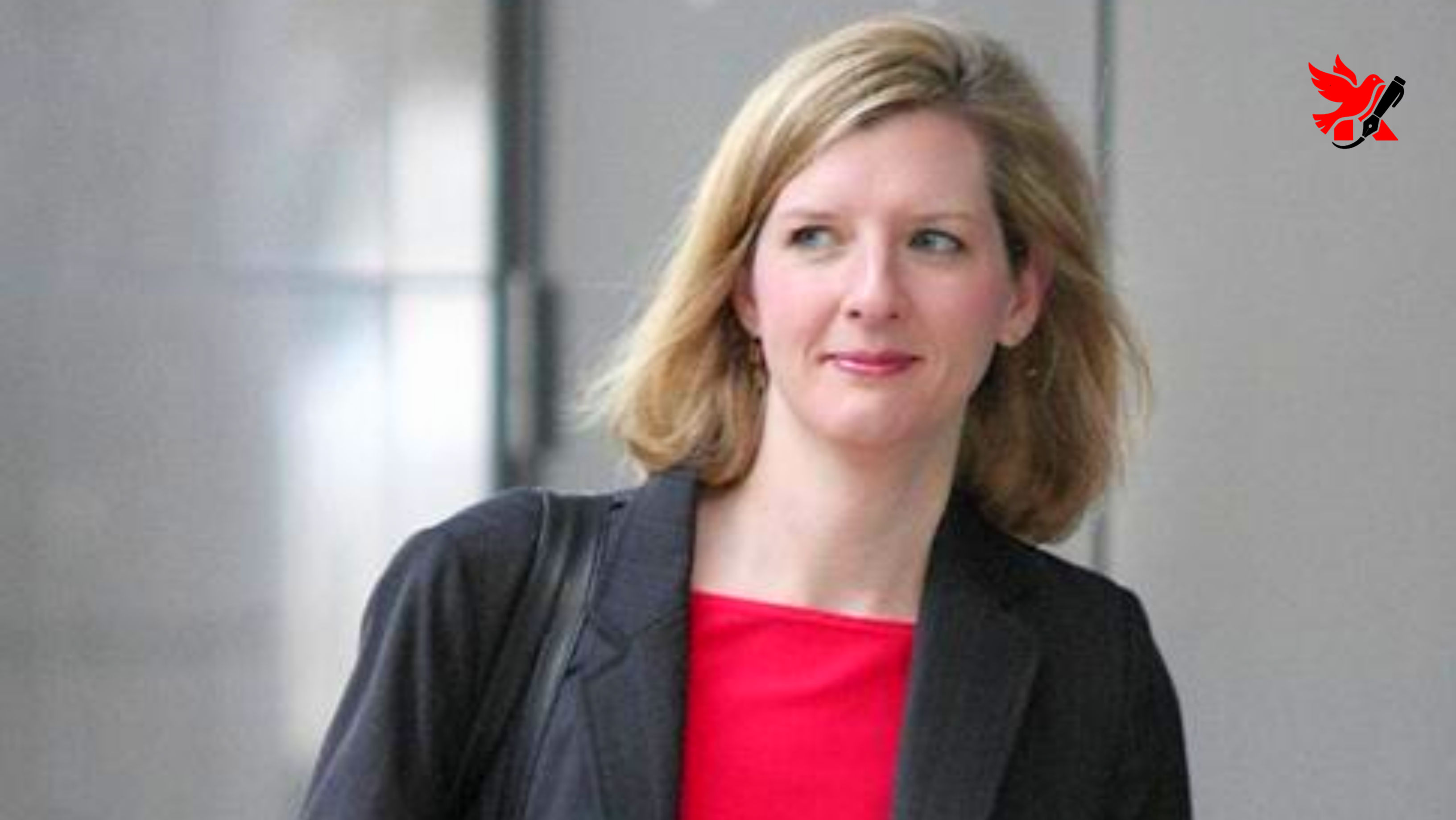 Kathy Ruemmler, Chief Legal Officer Goldman Sachs, terlihat meninggalkan kantor pusat di New York di tengah sorotan media mengenai hubungannya dengan Jeffrey Epstein.