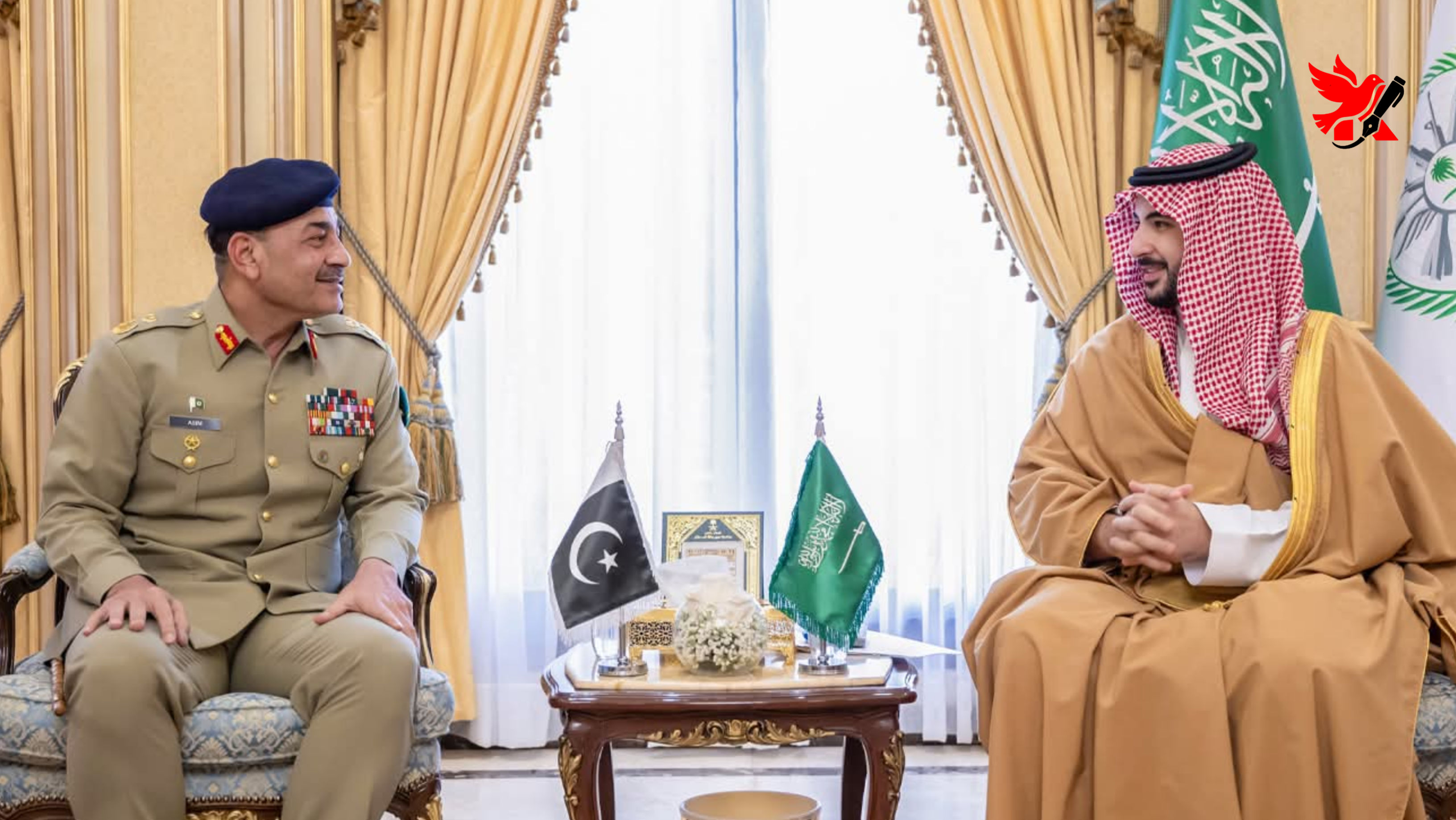 Menteri Pertahanan Arab Saudi Khalid bin Salman bersalaman dengan Panglima Angkatan Darat Pakistan Field Marshal Asim Munir dalam pertemuan resmi membahas kerja sama militer.