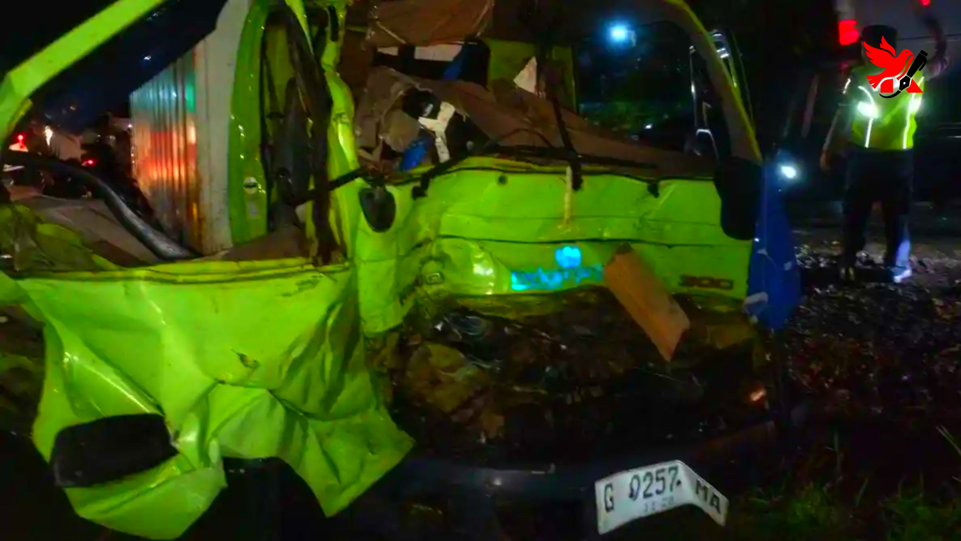 Kondisi bagian depan Bus Sumber Alam dan truk box yang ringsek setelah terlibat kecelakaan beruntun di Jalan Raya Kemranjen-Sumpiuh, Banyumas.