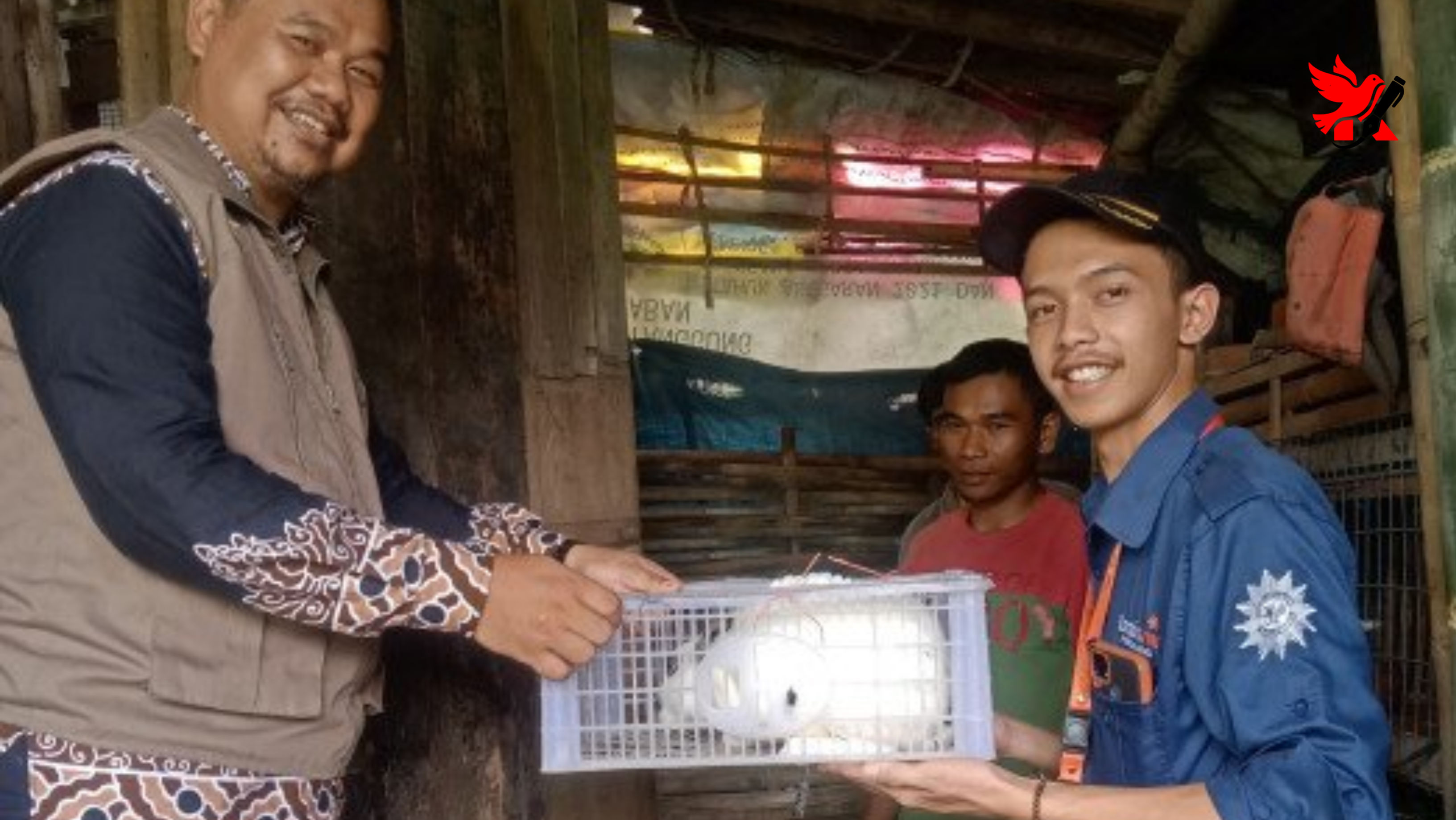 Penyerahan simbolis bantuan indukan kelinci dari pengurus Lazismu Purbalingga kepada pengelola Fascho Rabbits di Desa Pakuncen, disaksikan tokoh masyarakat.