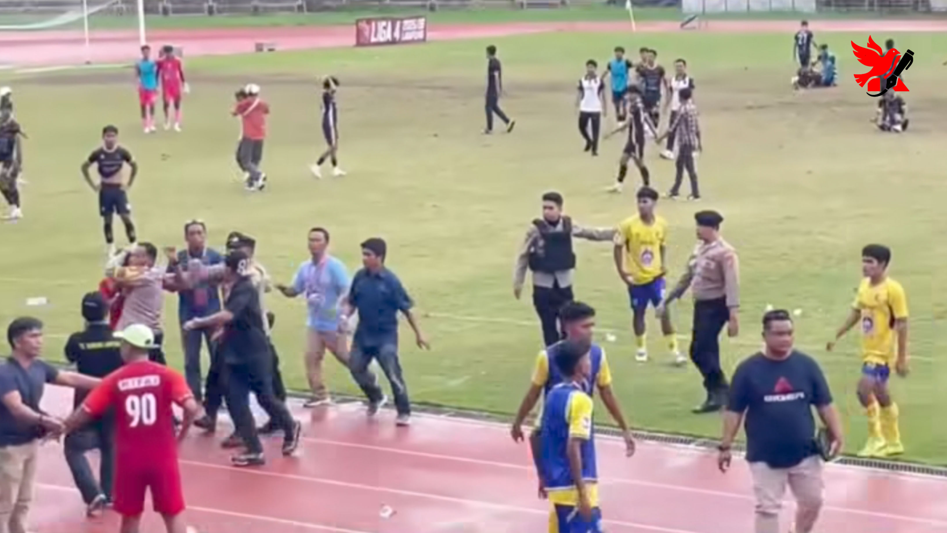 Kericuhan pecah di Final Liga 4 Lampung. Tanggamus Farmer juara usai tekuk TS Saiburai 1-0 diwarnai insiden baku hantam dan tiga kartu merah.