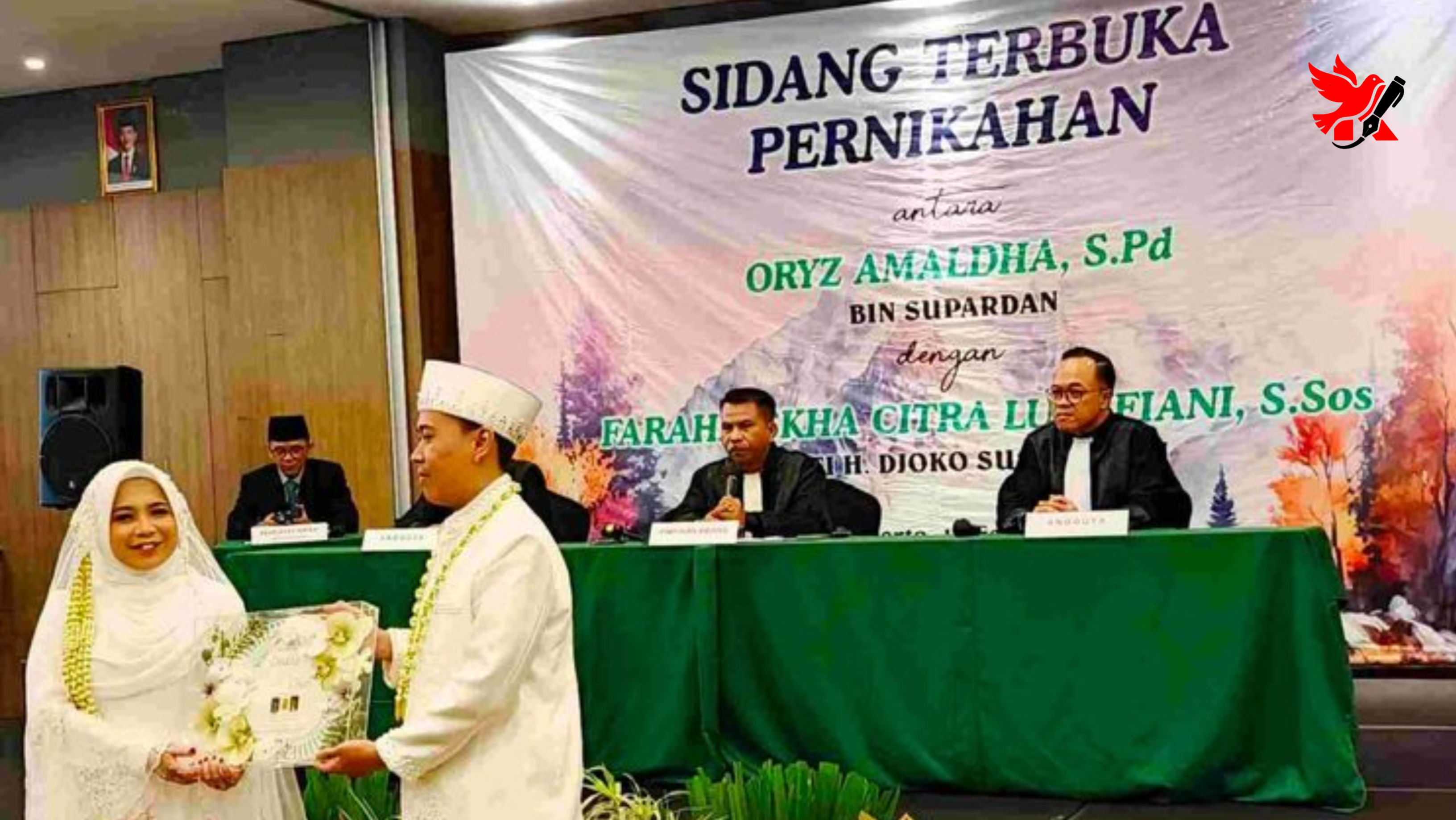 Suasana pelaminan di Banyumas yang didekorasi menyerupai ruang sidang pengadilan, lengkap dengan palu hakim dan meja saksi bagi kedua mempelai.