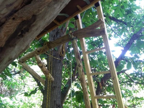 Elevator structure. The beam, pulleys and iron cables are visible