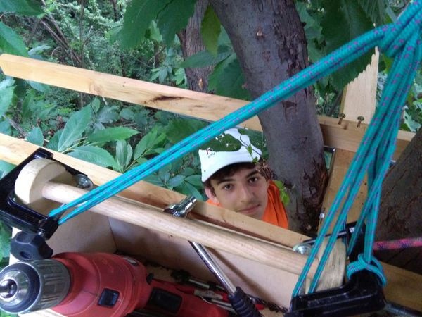 Mounting of the firsts beam elements. Notice the tree branch that support one the main beam.